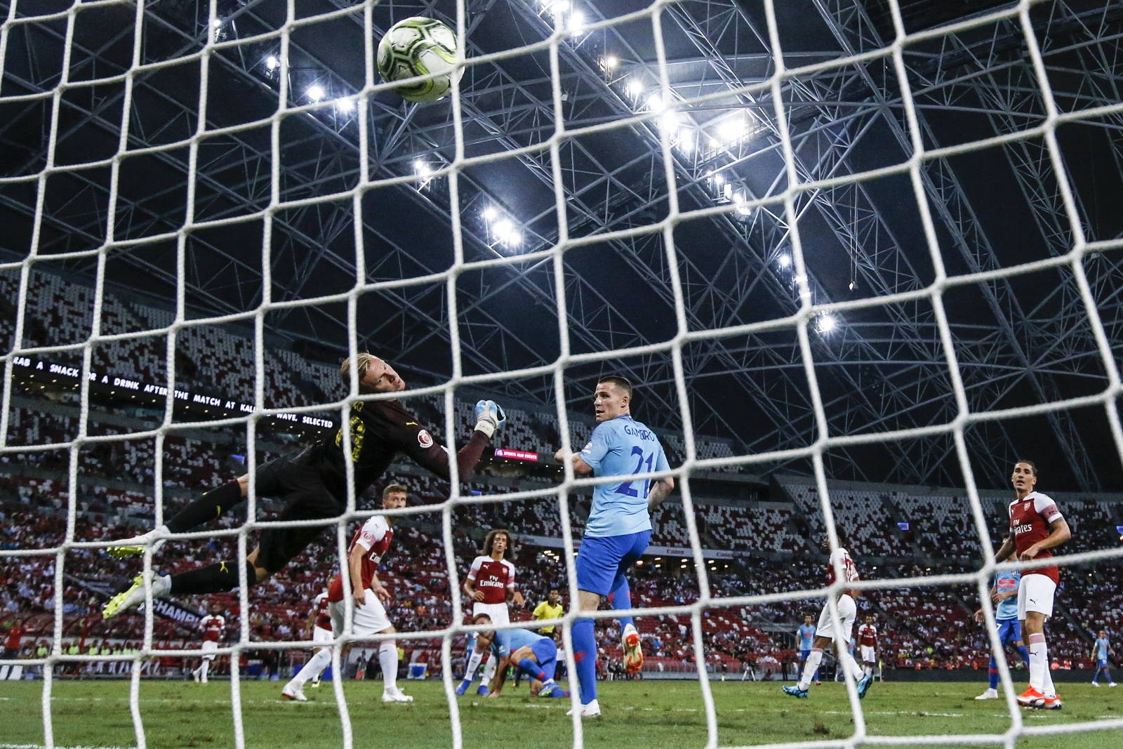  Atletico Madrid’s Luciano Vietto scores his team's first goal during the International Champions Cup match between Arsenal and Atletico Madrid in Singapore, Thursday, July 26, 2018. (AP Photo/Yong Teck Lim) 