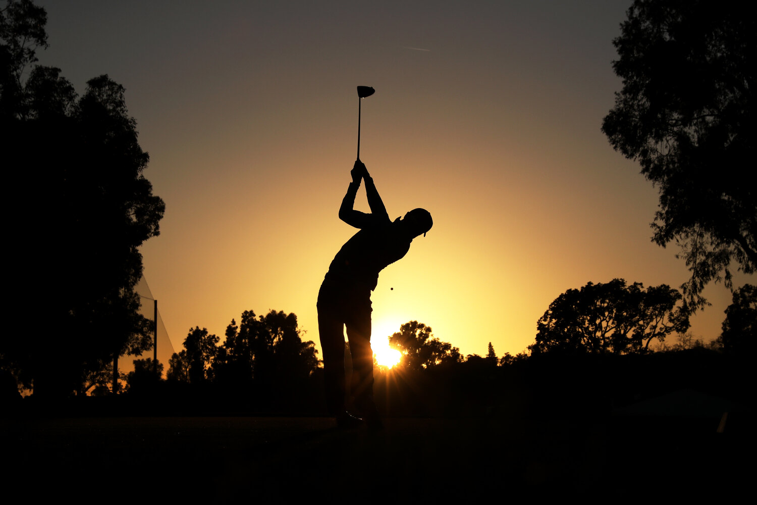  PACIFIC PALISADES, CALIFORNIA - FEBRUARY 16: Justin Thomas hits a tee shot on the 2nd hole during the third round of the Genesis Open at Riviera Country Club on February 16, 2019 in Pacific Palisades, California. (Photo by Yong Teck Lim/Getty Images