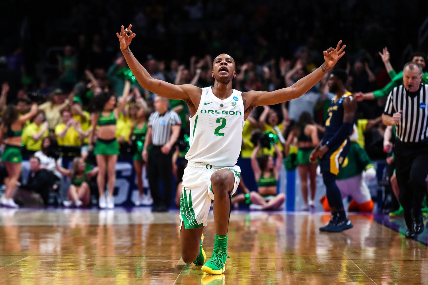  SAN JOSE, CALIFORNIA - MARCH 24: Louis King #2 of the Oregon Ducks celebrates after a basket in the second half against the UC Irvine Anteaters during the second round of the 2019 NCAA Men's Basketball Tournament at SAP Center on March 24, 2019 in S