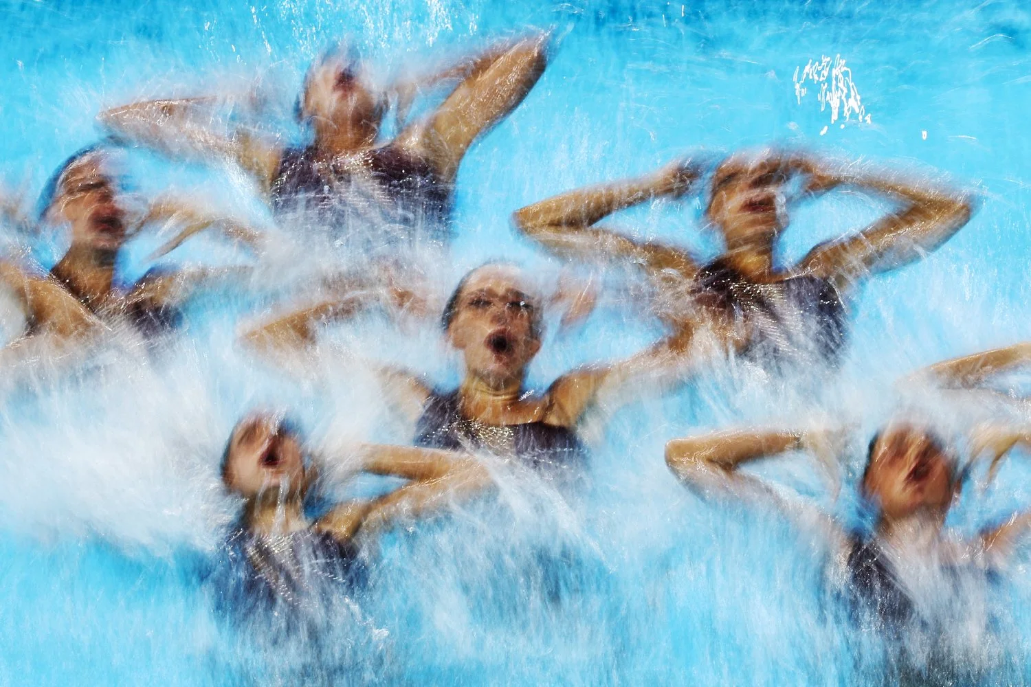  SINGAPORE, SINGAPORE - JULY 20: Team Spain compete in the Team Free Final on day 10 of the Singapore 2025 World Aquatics Championships at World Aquatics Championships Arena on July 20, 2025 in Singapore. (Photo by Yong Teck Lim/Getty Images) 
