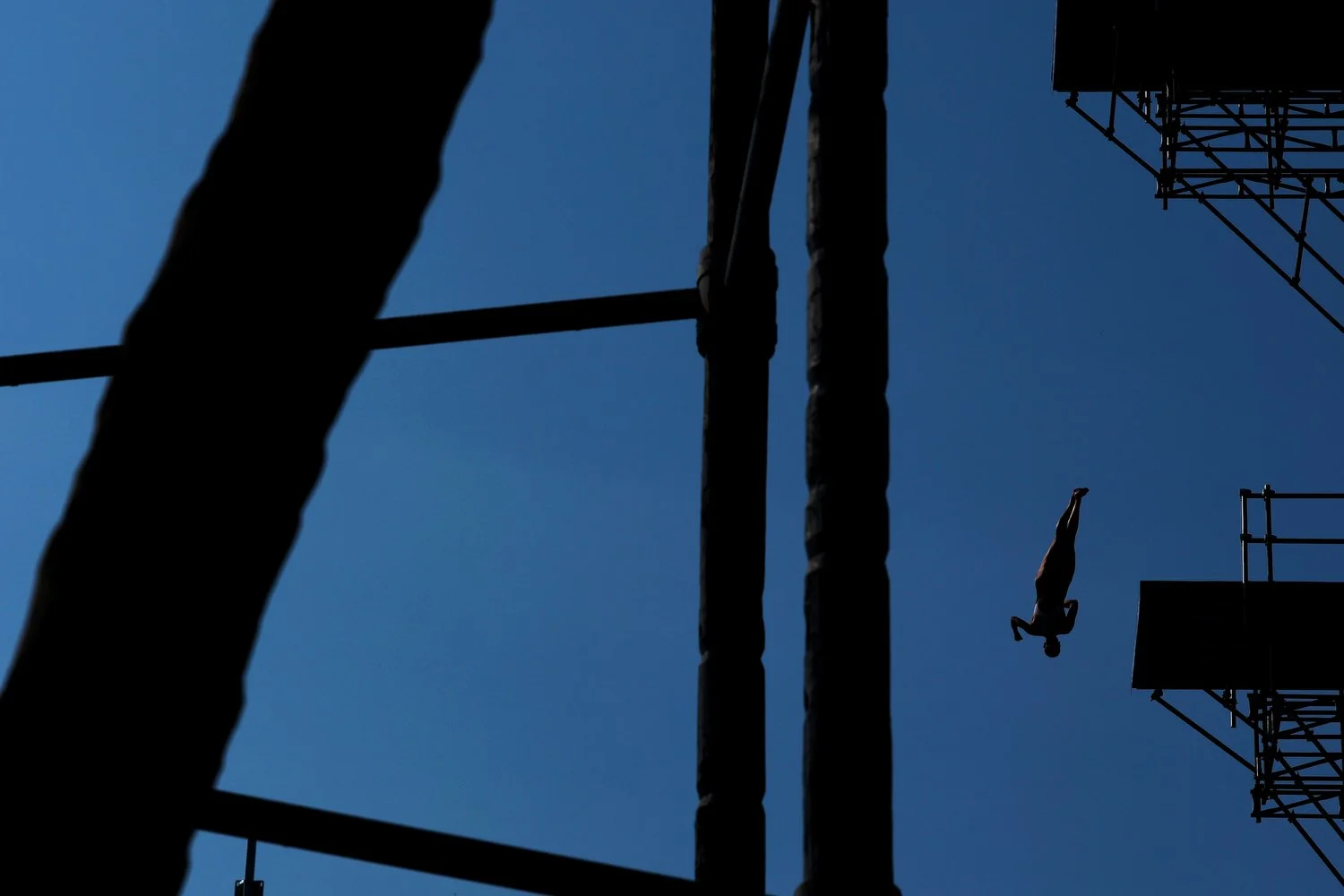  SINGAPORE, SINGAPORE - JULY 24: An athlete warms up prior to the Women's 20m Platform High Diving Rounds 1-2 on day 14 of the Singapore 2025 World Aquatics Championships at The Palawan @ Sentosa on July 24, 2025 in Singapore. (Photo by Yong Teck Lim