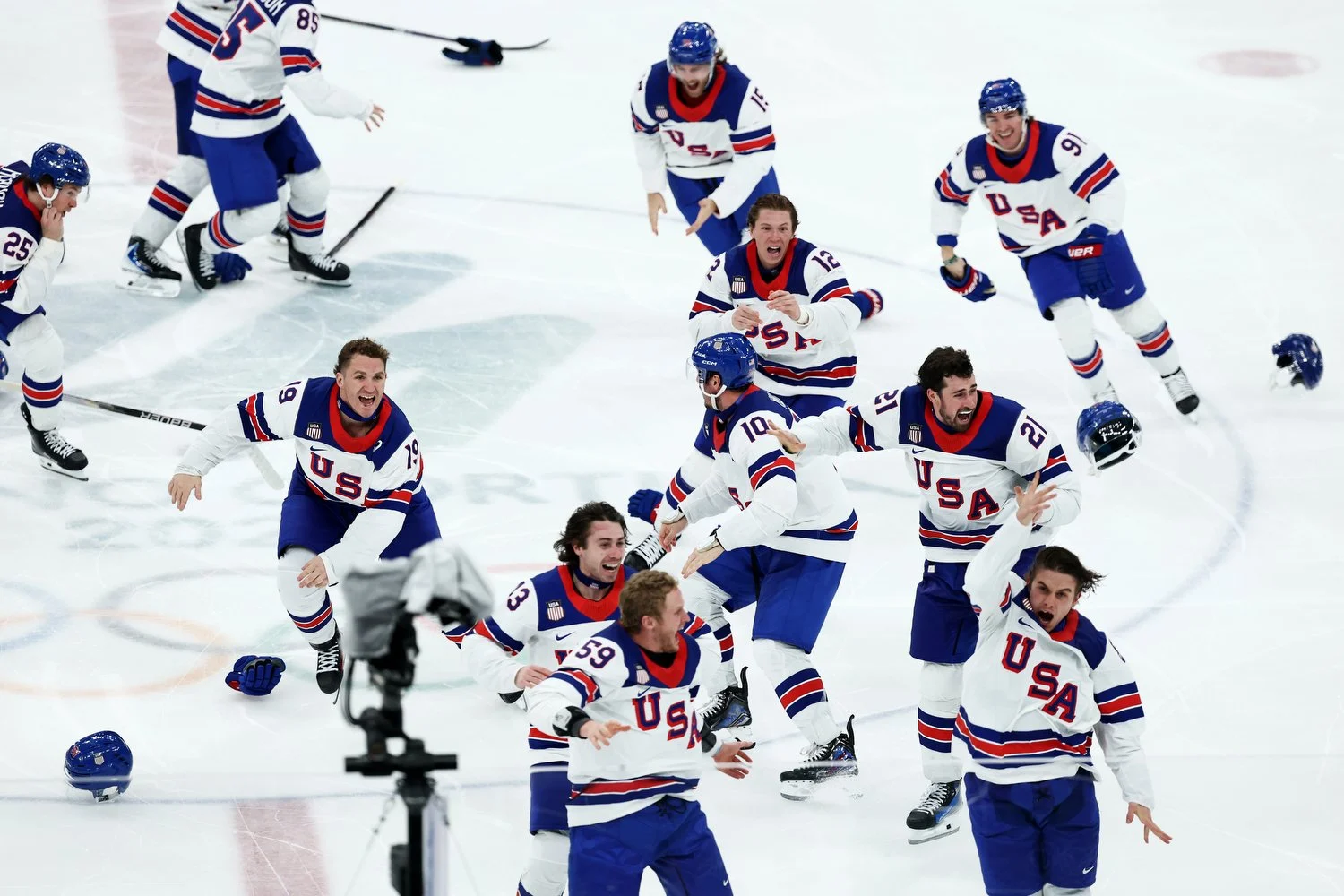  MILAN, ITALY - FEBRUARY 22: Team United States celebrate the 2-1 overtime victory in the Men's Gold Medal game against Team Canada on day 16 of the Milano Cortina 2026 Winter Olympic games at Milano Santagiulia Ice Hockey Arena on February 22, 2026 