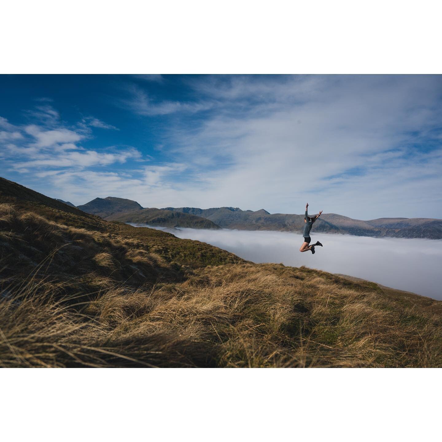 Spring has sprung! 

Well I have for sure 😁 I&rsquo;m so excited that running and training now involves sunshine and crazy cloud inversions as inspiration. Can&rsquo;t deny how much the lakes landscape totally amazes me. Today the frozen mist stayed