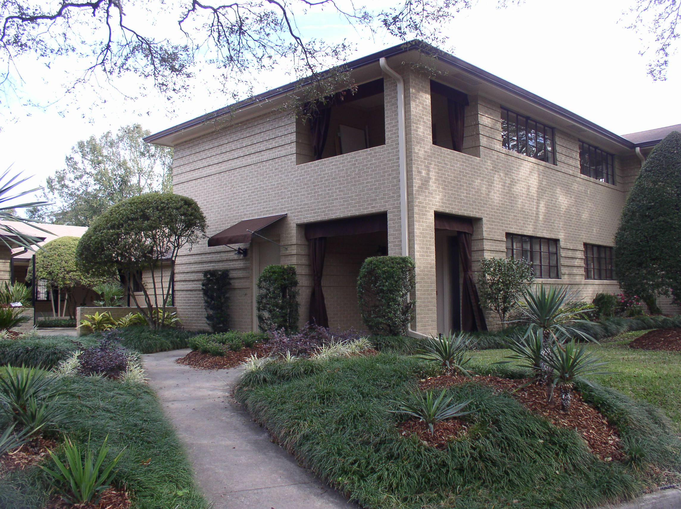 50's MODERN ON THE AVENUE