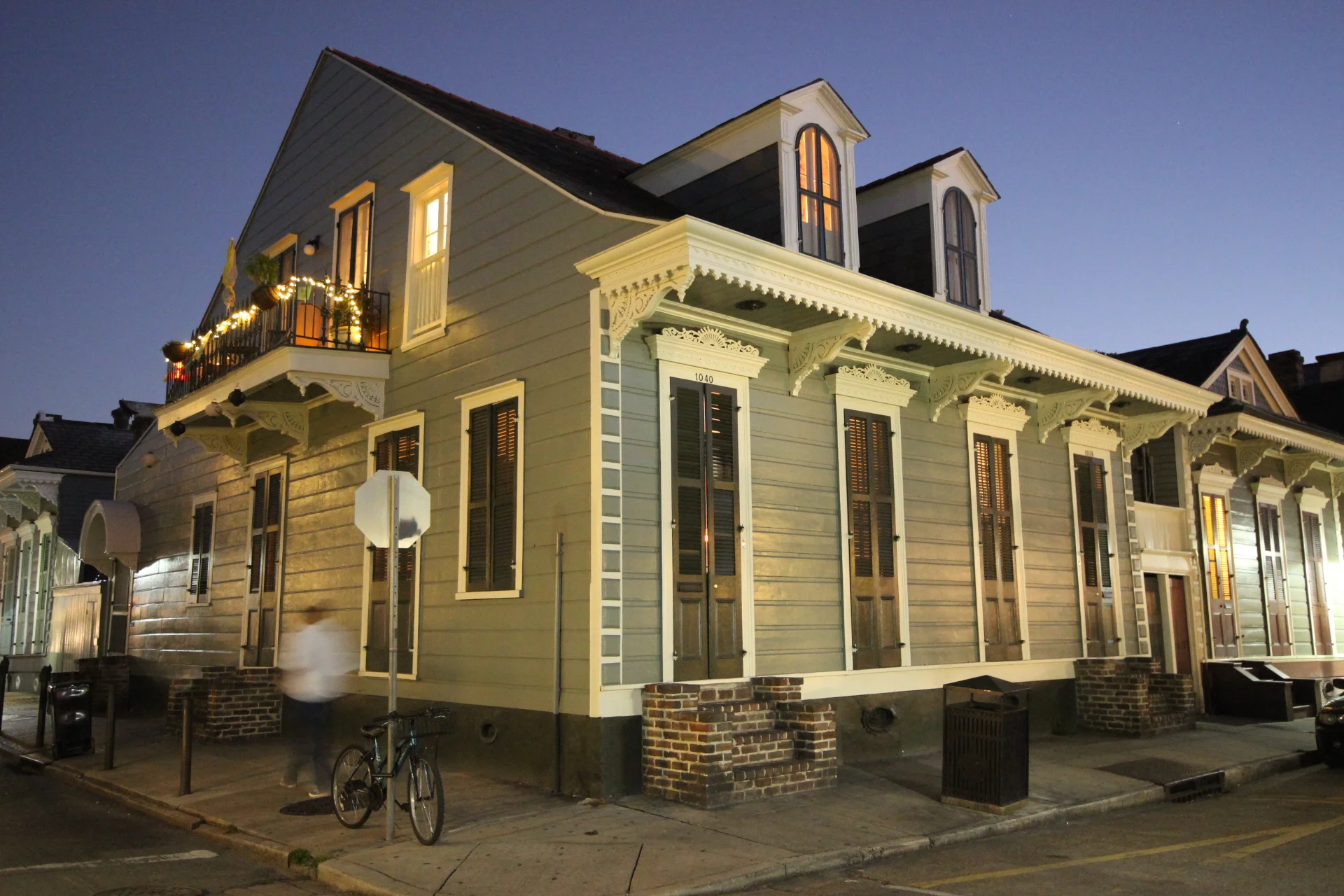 FRENCH QUARTER CORNER HOUSE