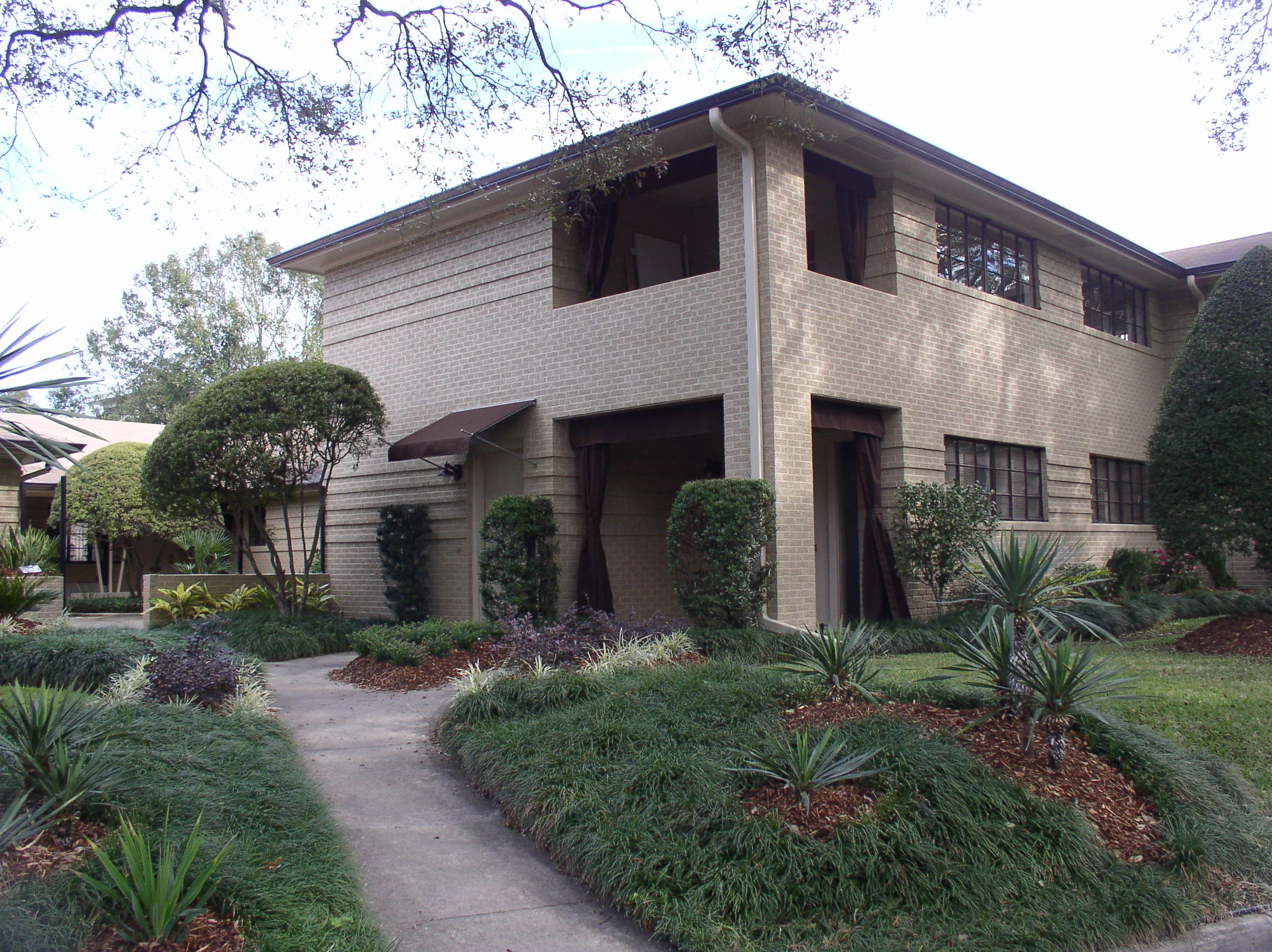 50's MODERN ON THE AVENUE