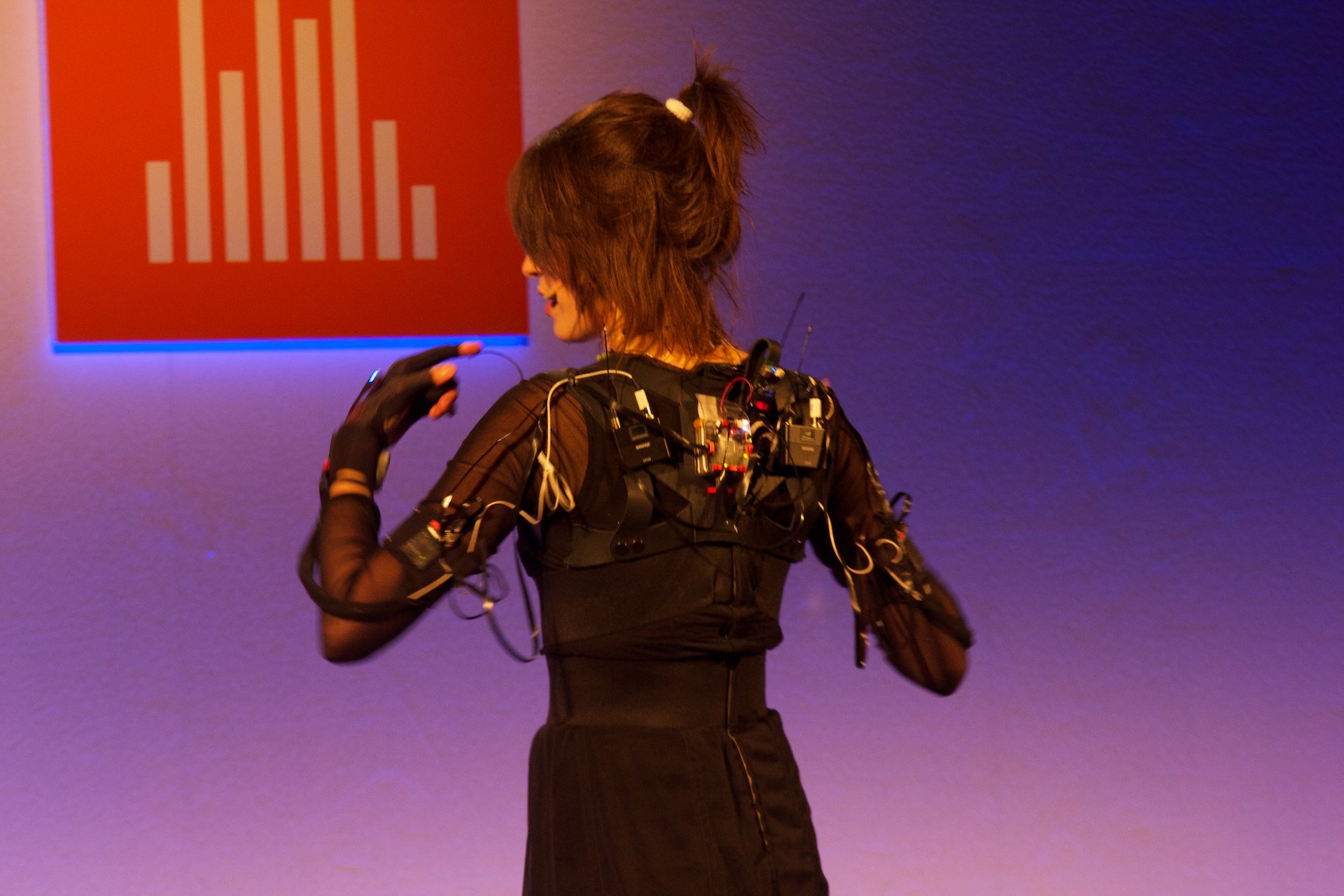 Imogen Heap wired mimu gloves.jpg