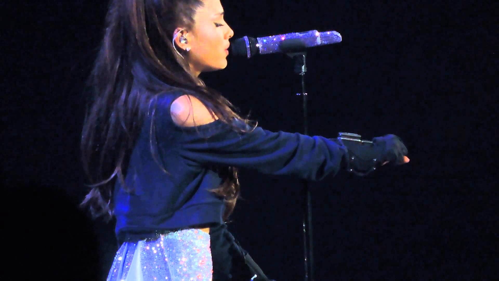 ariana grande live mimu gloves.jpg