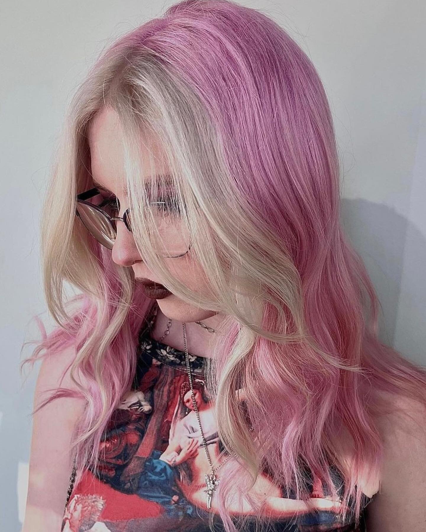 in our feels💕

maintain your baby pink semi permanent hair color by washing and rinsing w/ cooler water temps 👀💧

#pastelpinkhair #austinstylist #joseluissalonboutique
