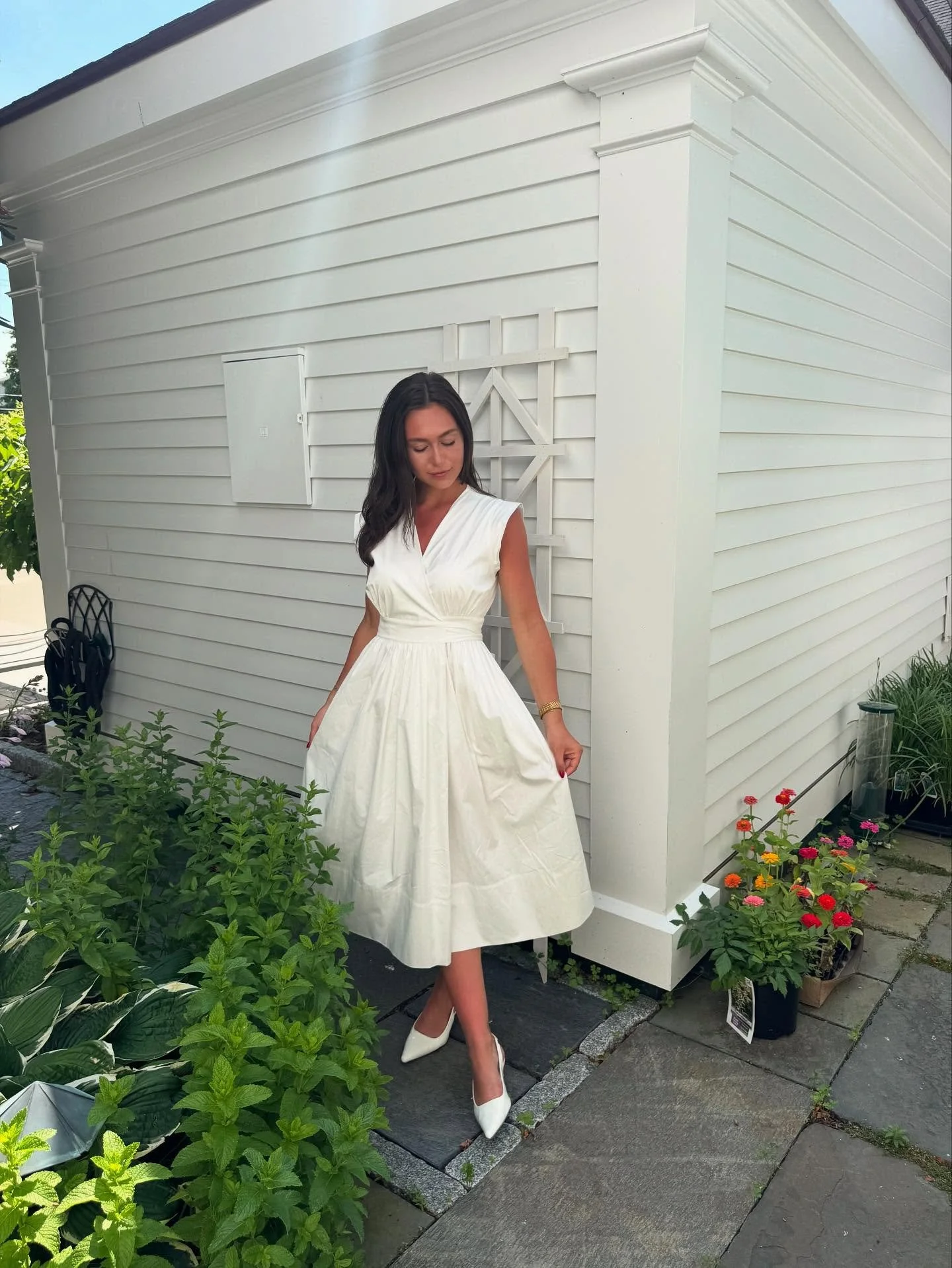 Ladies and gentlemen, the Cotton Wrap Dress of your dreams. 📸🪽🤍 @mandarinenpt #newarrivals #dreamwear #couture #luxury #forever #fashion #newport #bound #wanderlust #in #cotton #comfort #elegance #grace #newengland #attire