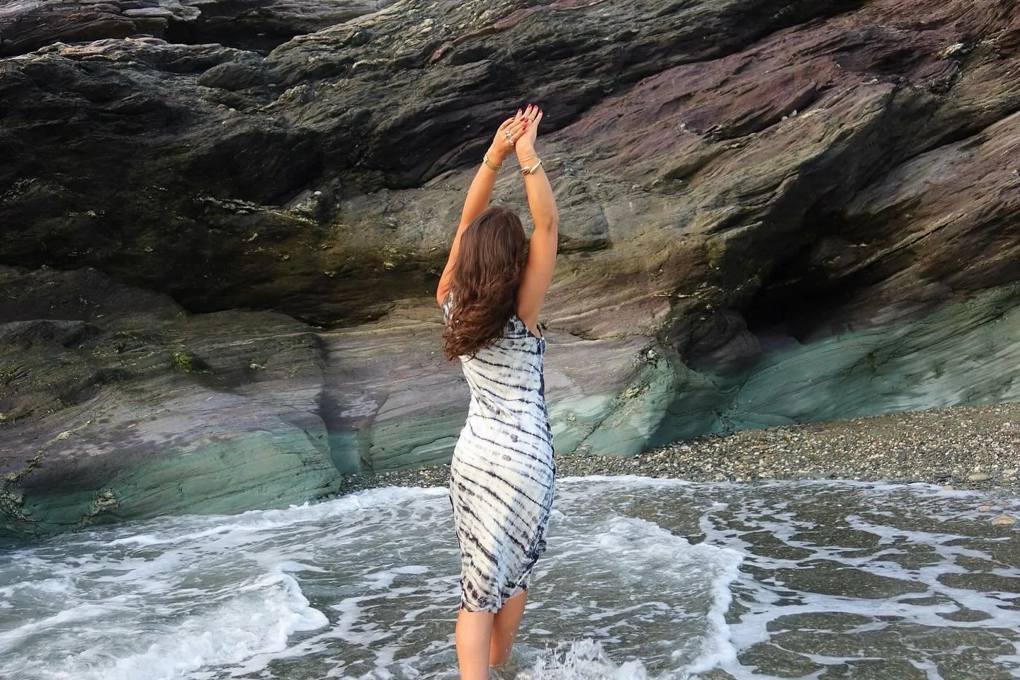 Tales of a @mandarinenpt Mermaid X @samanthaomeara 🧜&zwj;♀️ #silk #summers #newarrivals #newlooks #newyear #instorenow #dreamteam #newport #rhodeisland #living #ocean #obsessions