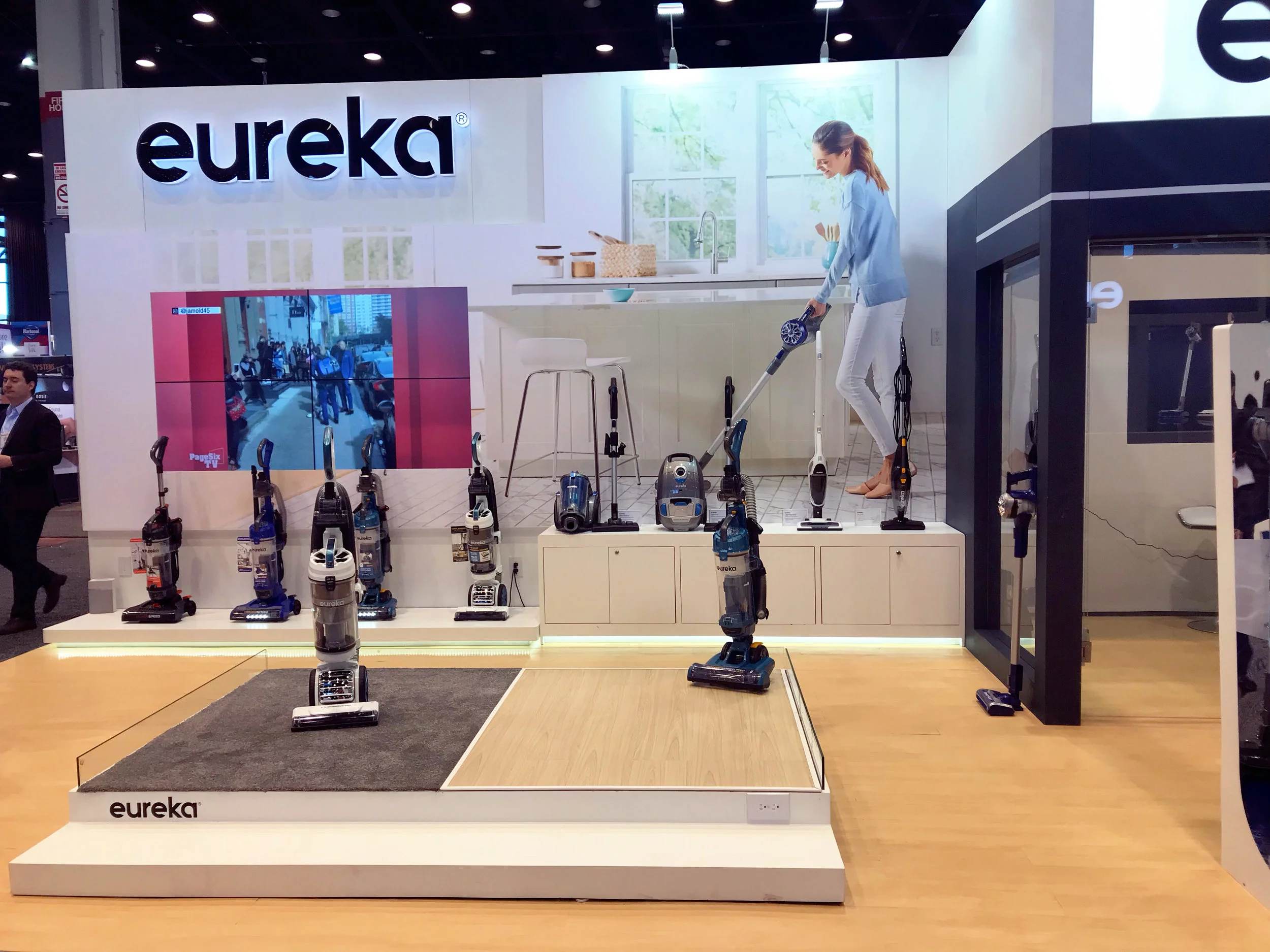  Design, creative direction. Execution: BroadMesse. 