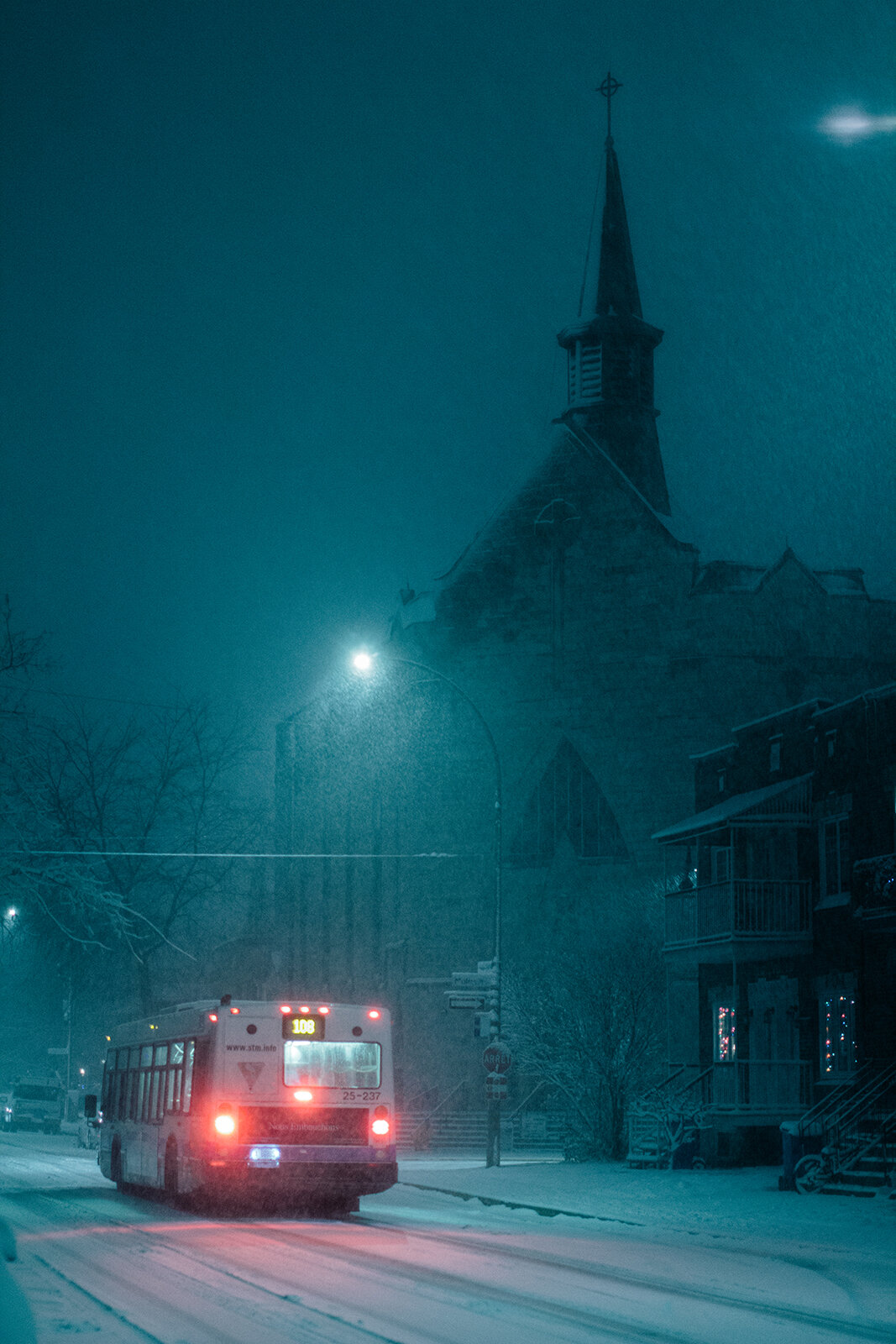 Cold nights 1. Холод ночи. Ночь и холод фото. Холод Найт пустой. Mercedes Bus Night Snow.