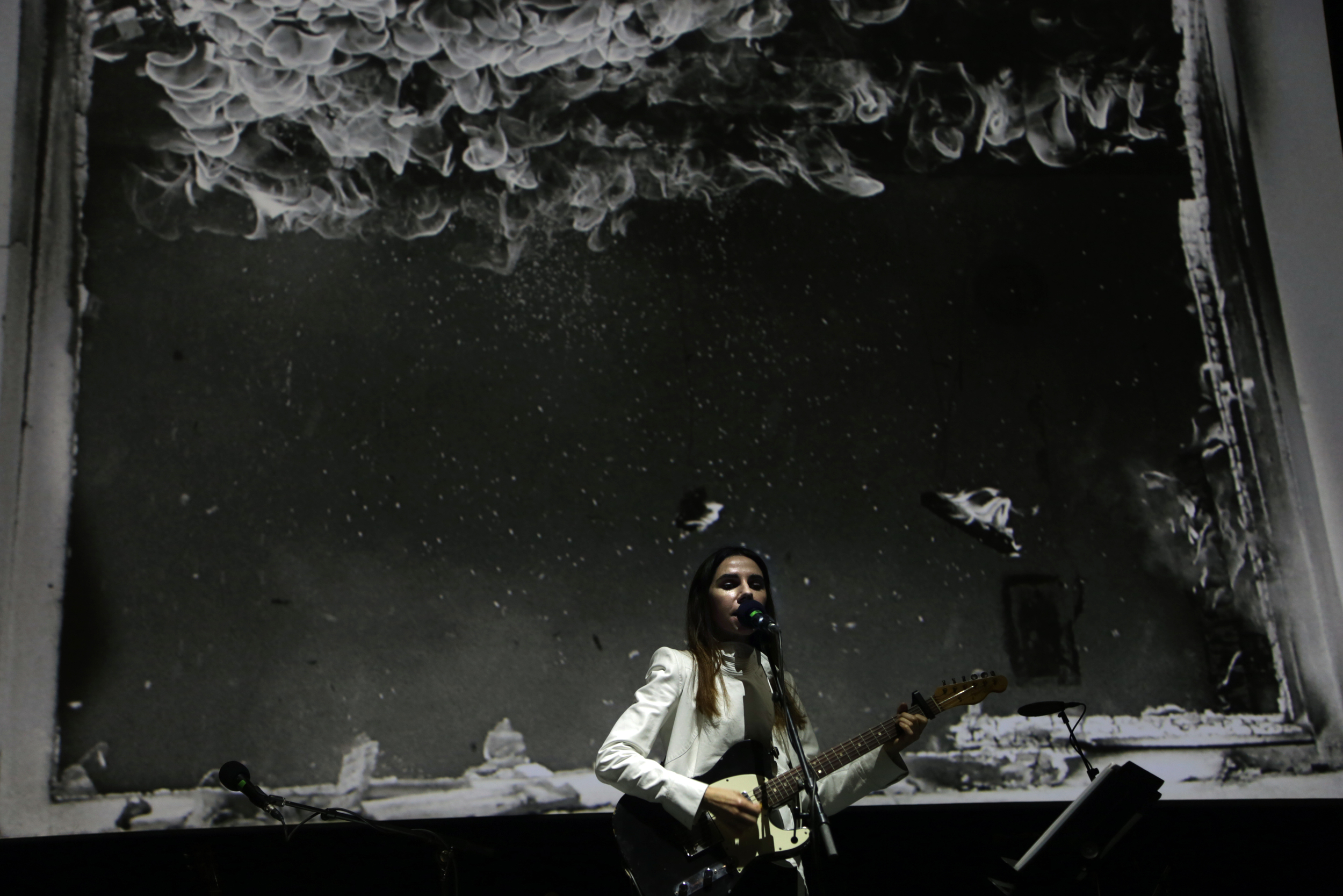 絶版 PJ Harvey 「The Hollow of the Hand」大型本 絶版 PJ Harvey 「The Hollow of the Hand」大型本 【公式通販】