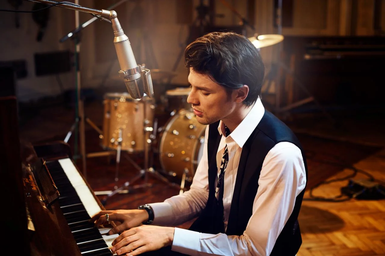 MEDIA_Additional-Portrait-3_Fiftysix-STEEL_JamesBay_1755555 (1)_1763256.jpg