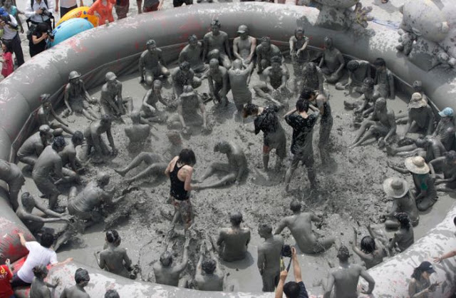 Crowds enjoying the pools at the Mud Experience Land