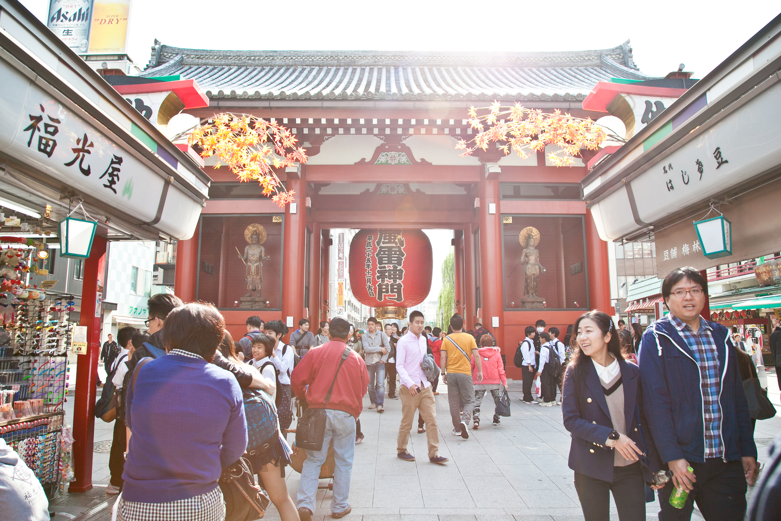 Kaminarimon (Thunder Gate) at the Senso-ji Temple leading to Nakamise , the main shopping street