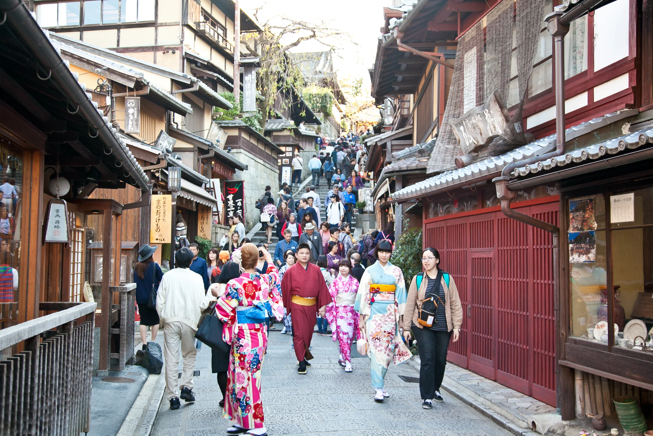 The busy streets of the Higashiyama District leading up to the Kiyomizu-dera Temple 