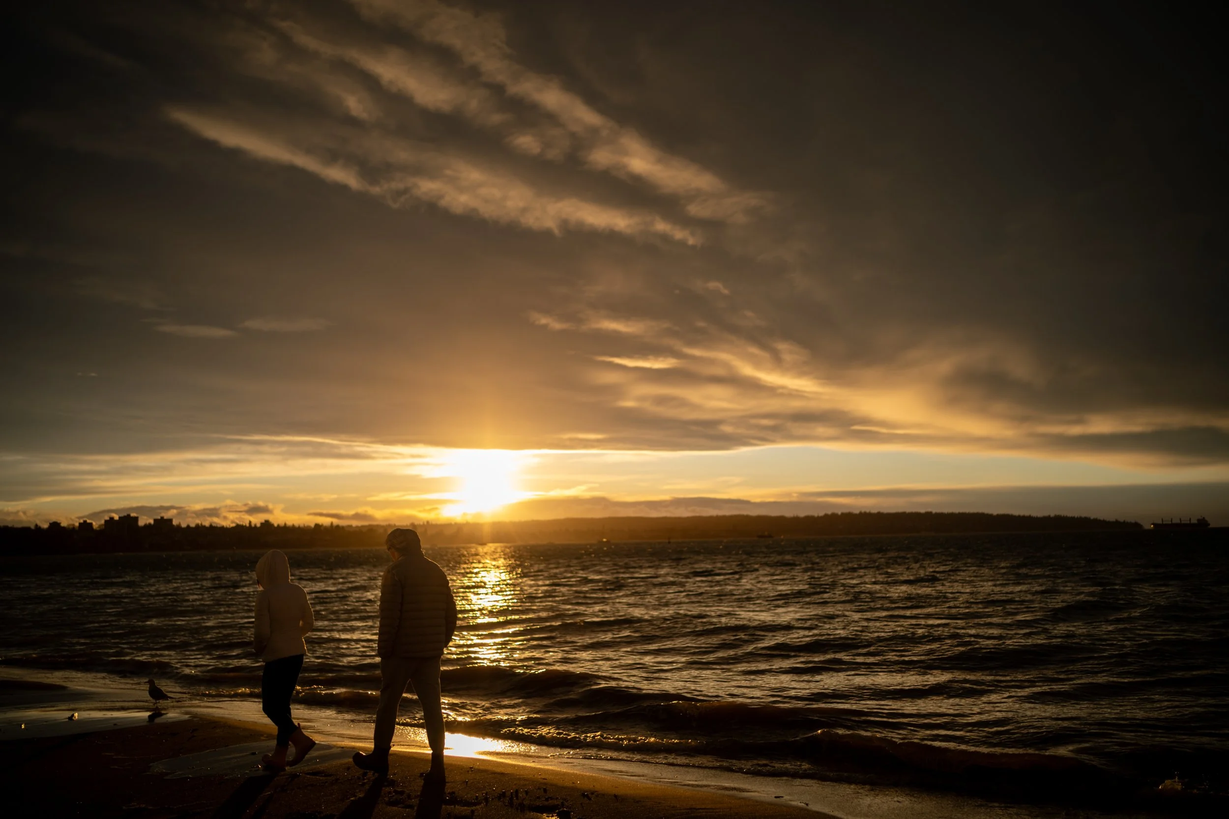 Windy day at English Bay in Vancouver. Sample image from a Voigtländer Nokton Vintage Line 28mm f/1.5 (M-Mount) and Leica SL2-S.