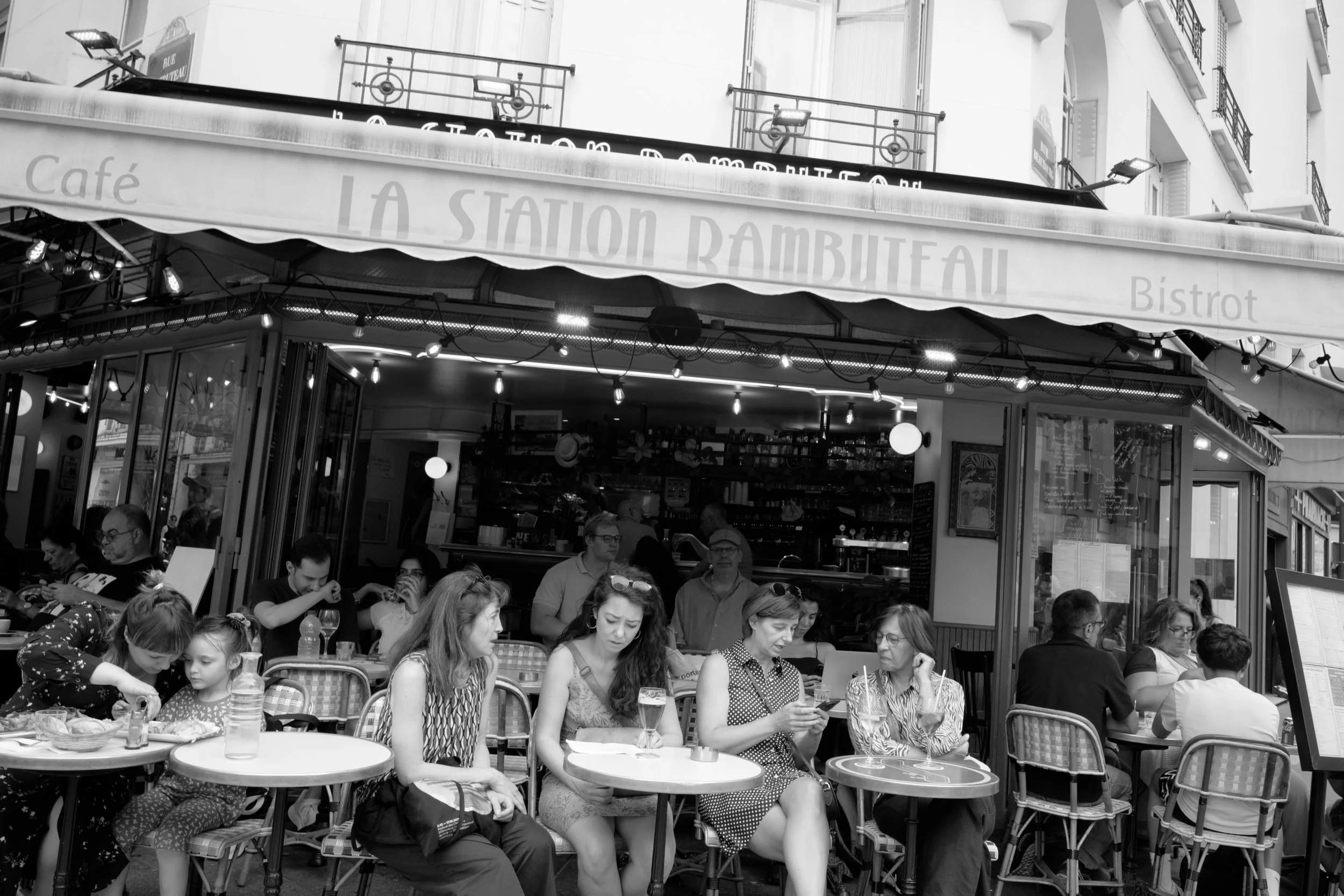 Café La Station Rambuteau Bistro Paris, France. Sample image from a Voigtländer Nokton Vintage Line 28mm f/1.5 (M-Mount) and Leica SL2-S.
