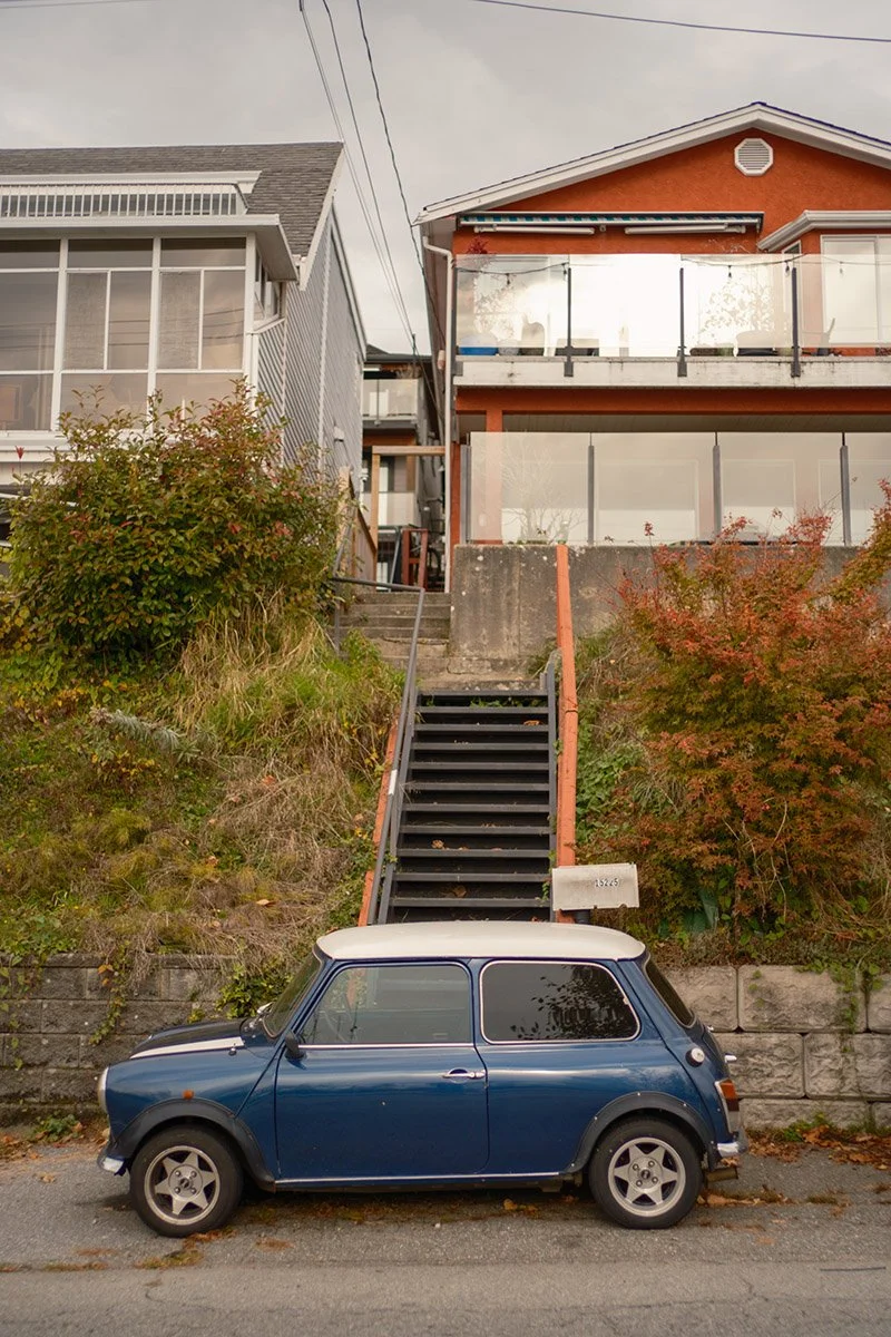 A blue Austin Mini spotted in White Rock. Sample image from a Fujifilm X-E5 and Voigtländer Nokton 28mm f/1.5 VM.
