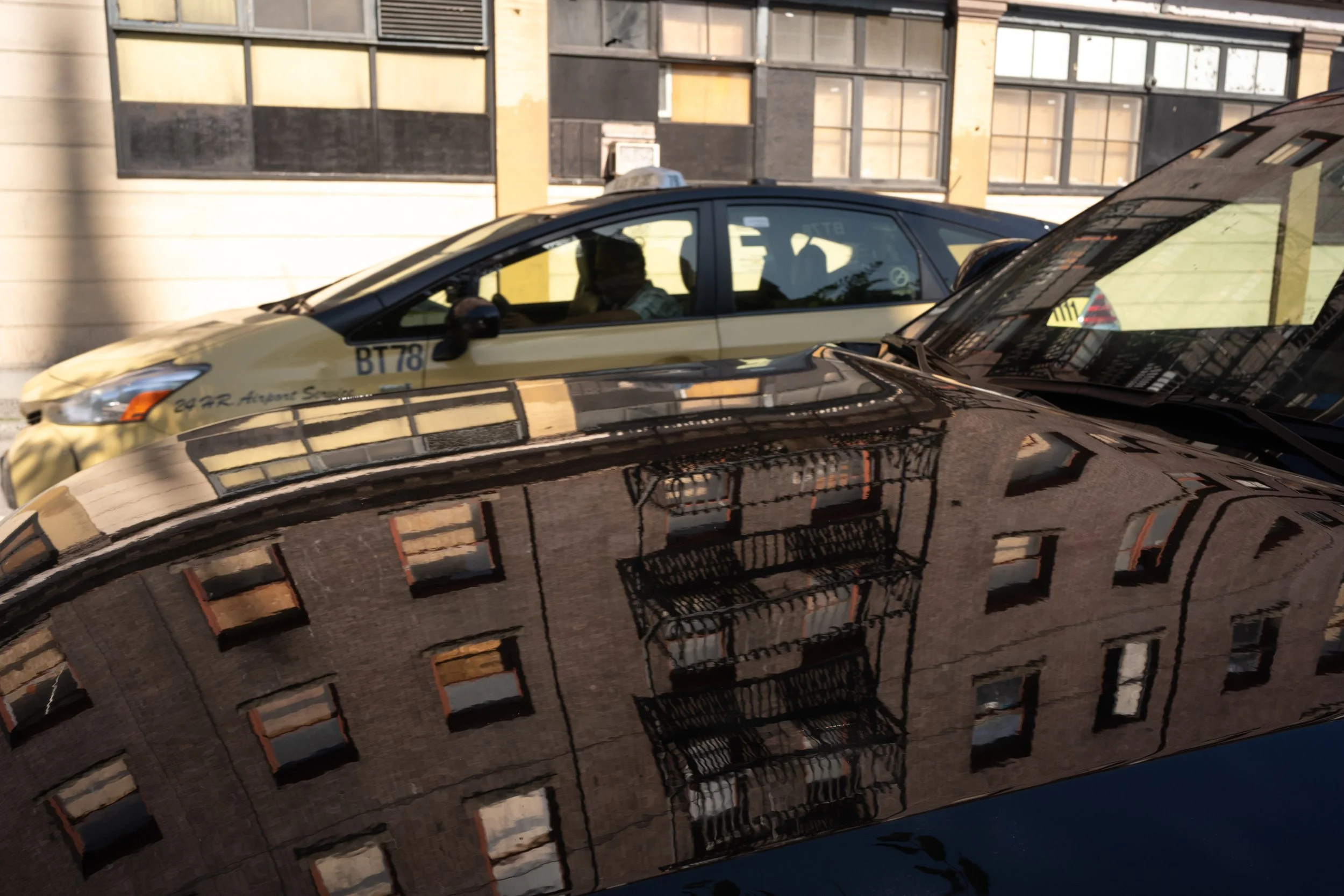 Car, cab, and reflection on Seymour Street, Vancouver. Sample image from a Voigtländer Nokton Vintage Line 28mm f/1.5 (M-Mount) and Leica SL2-S.