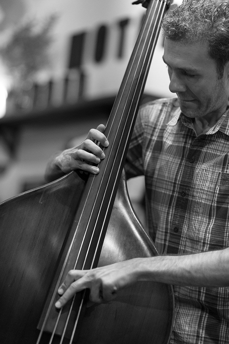 Client Thomson, bass player with Jacz Trio, Vancouver. Sample image from a Sony FE 50-150mm f/2 GM and Sony A7 V.