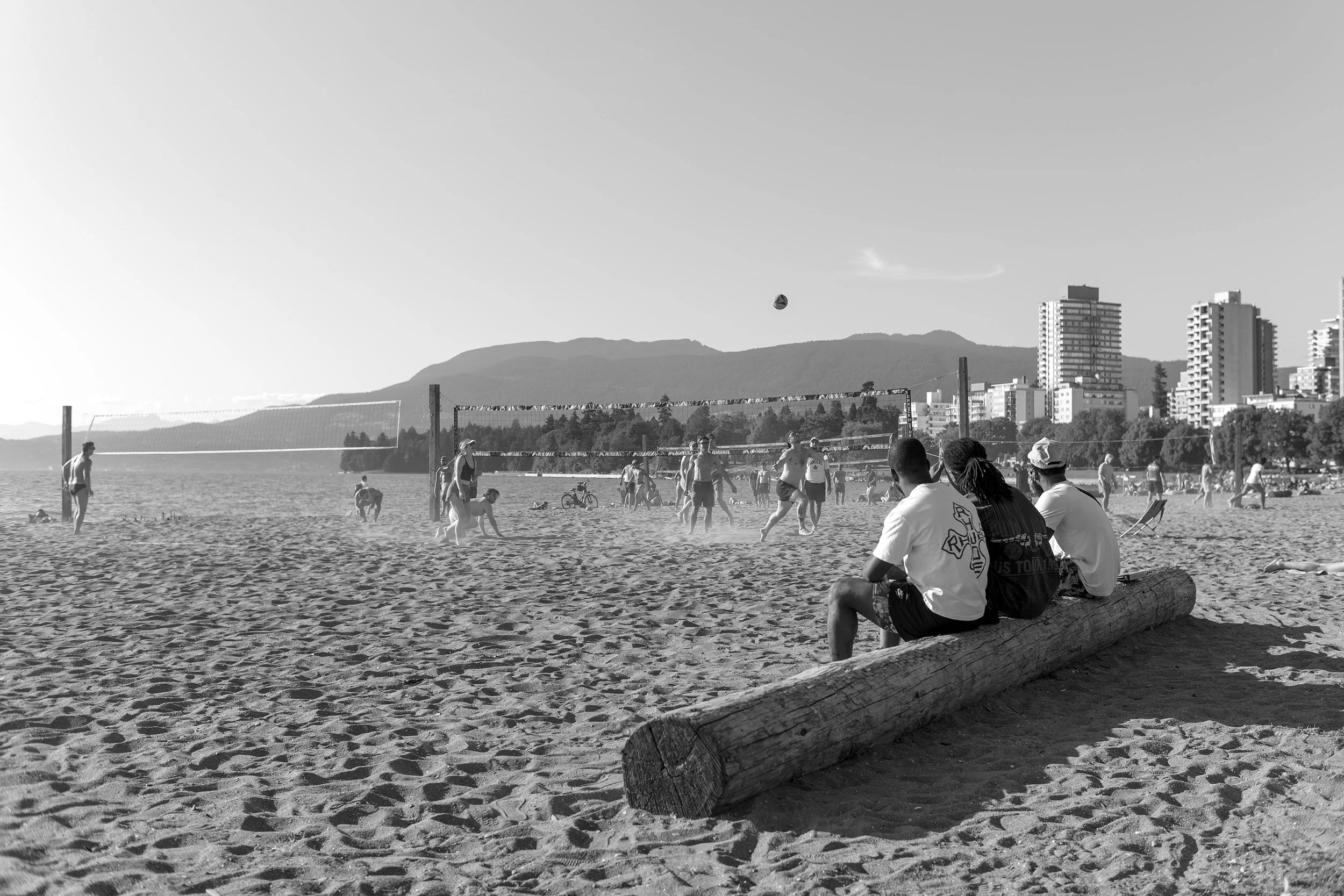 Beach volleyball and English Bay Beach. Sample image from a Voigtländer Nokton Classic 35mm f/1.4 II MC and Leica SL2-S.