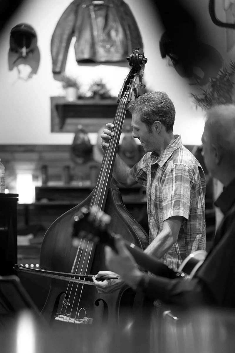 Jacz Trio bass player, Clint Thomson. Sample image from a Sony FE 50-150mm f/2 GM and Sony A7 V.