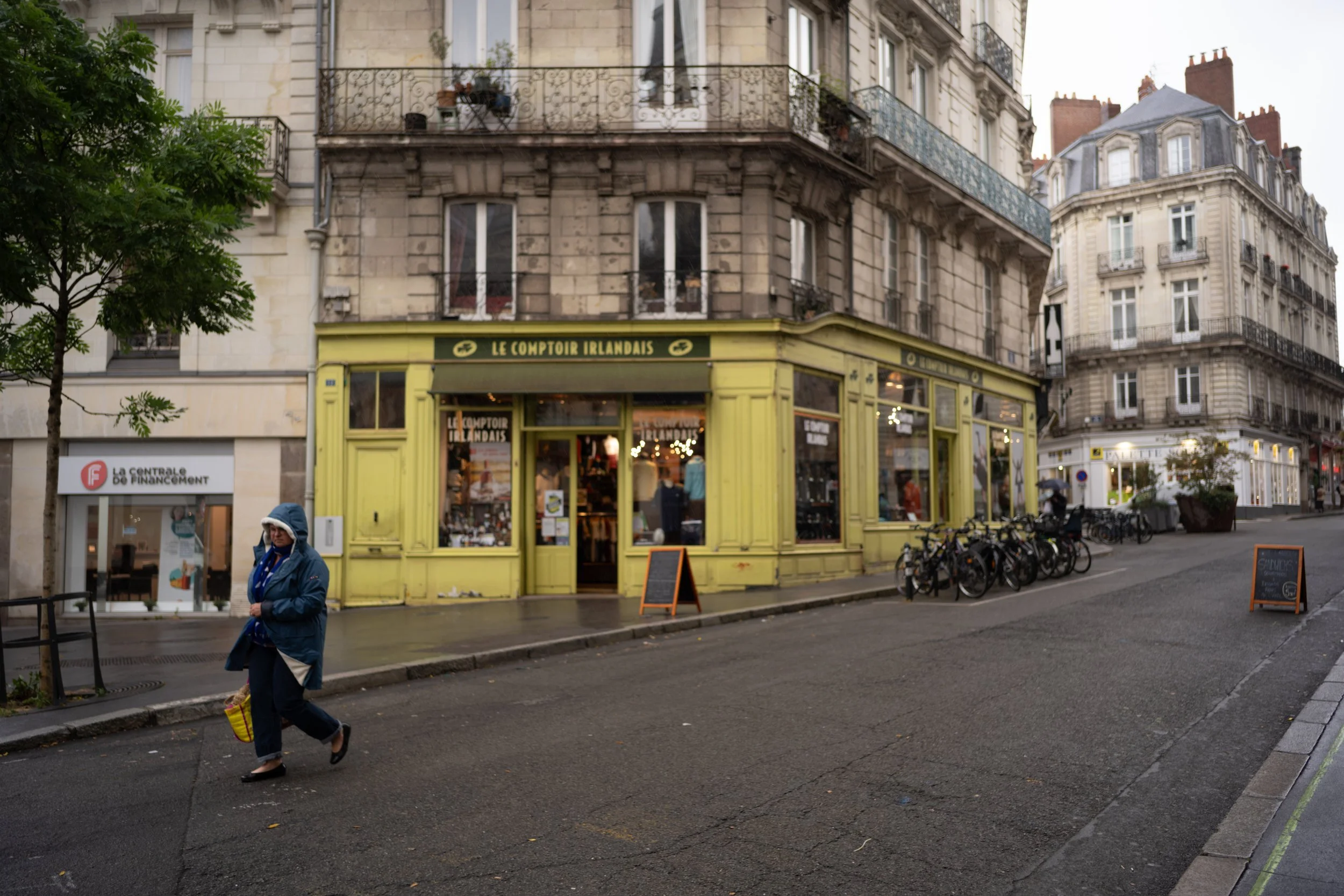 A windy and rainy day in Nantes, France. Sample image from a Voigtländer Nokton Vintage Line 28mm f/1.5 (M-Mount) and Leica SL2-S.