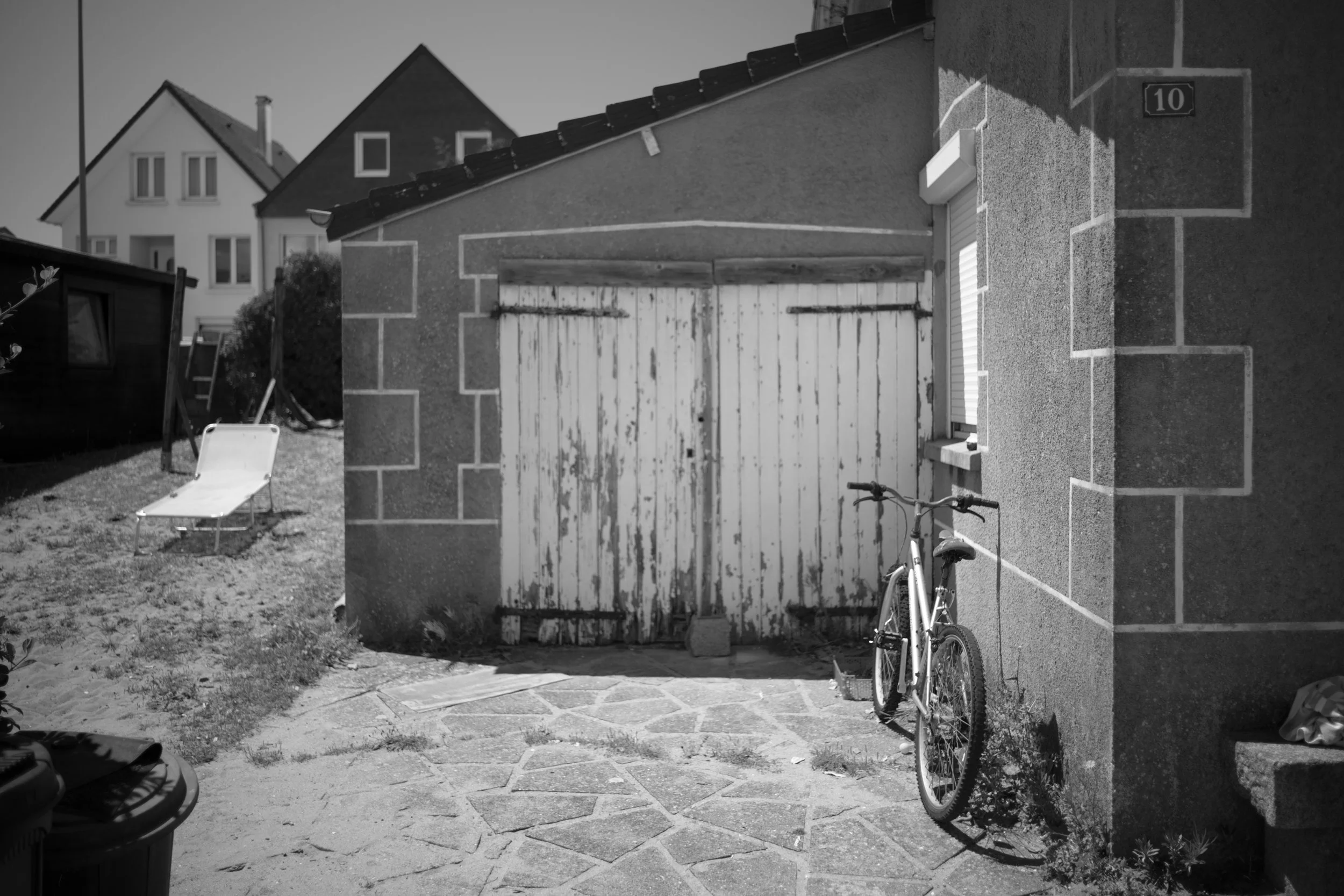A back yard setting in Agon-Coutainville, France. Sample image from a Voigtländer Nokton Vintage Line 28mm f/1.5 (M-Mount) and Leica SL2-S..
