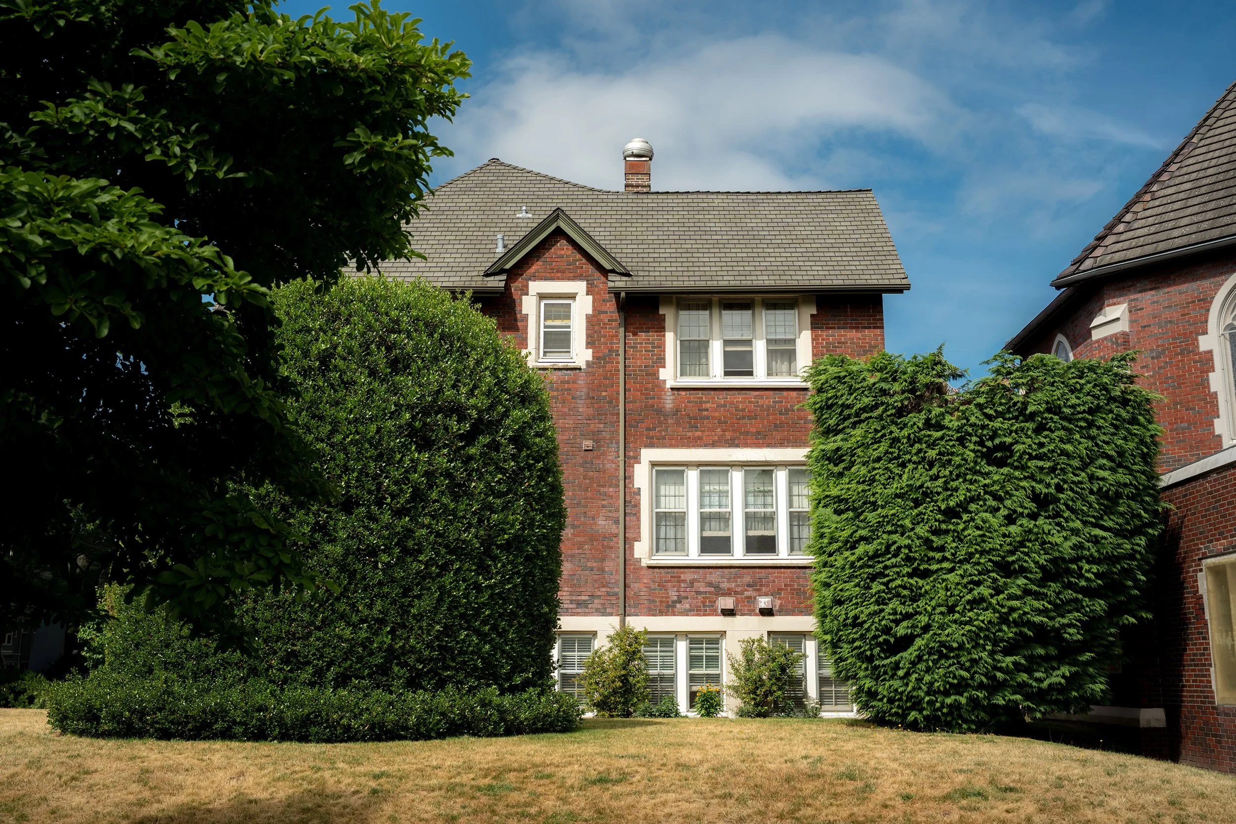 A brick house in Vancouver. Sigma 35mm f/1.4 DG II Art (Sony E-Mount) on a Sony A7V.