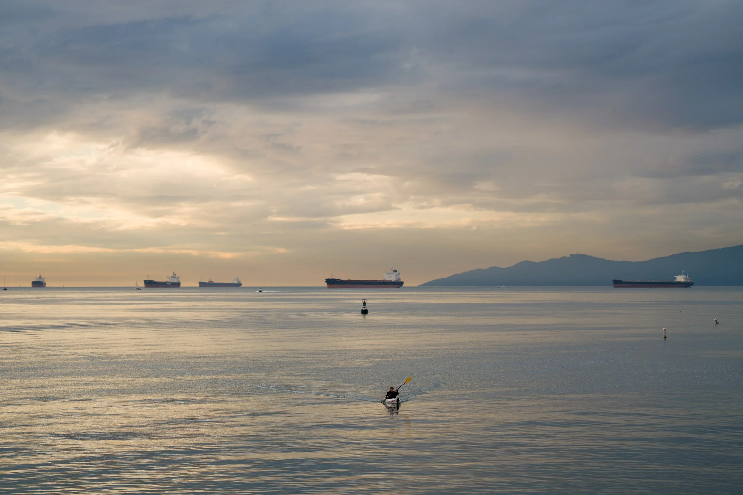 A kayak on English Bay, Vancouver. Sample image from a Sony A7V and Sony FE 85mm f/1.4 GM II.