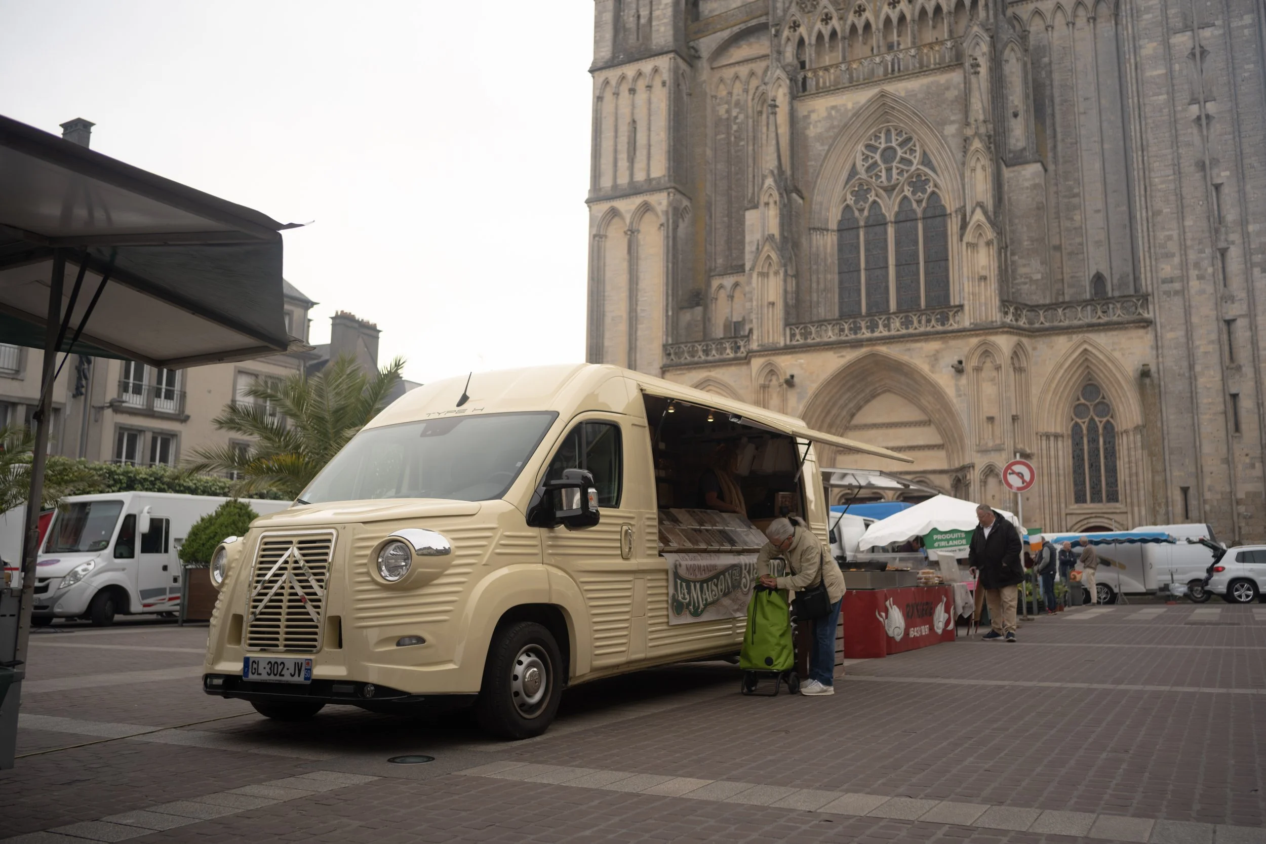 Market in Coutances, France. Sample image from a Voigtländer Nokton Vintage Line 28mm f/1.5 (M-Mount) and Leica SL2-S.