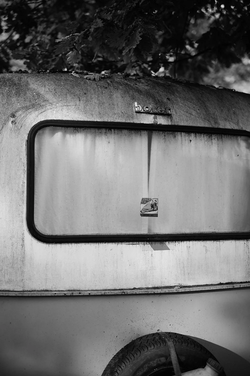 A old camping trailer parked. Sample image from a Voigtländer Nokton 50mm f/1.2 Aspherical and Nikon Zf.