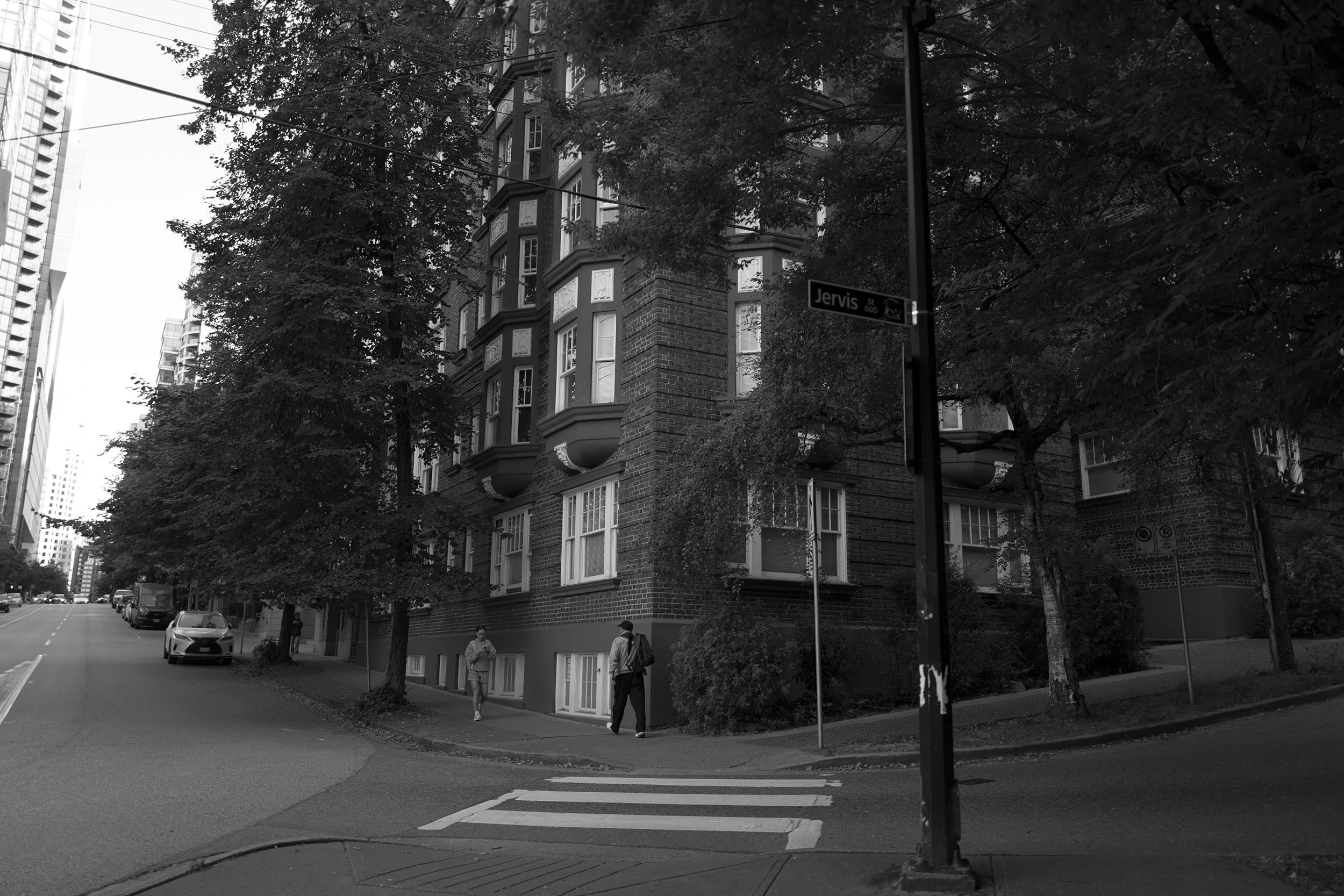 The corner of Jervis and Melville Street in Vancouver. Sample image from a Leica Q Typ 116.