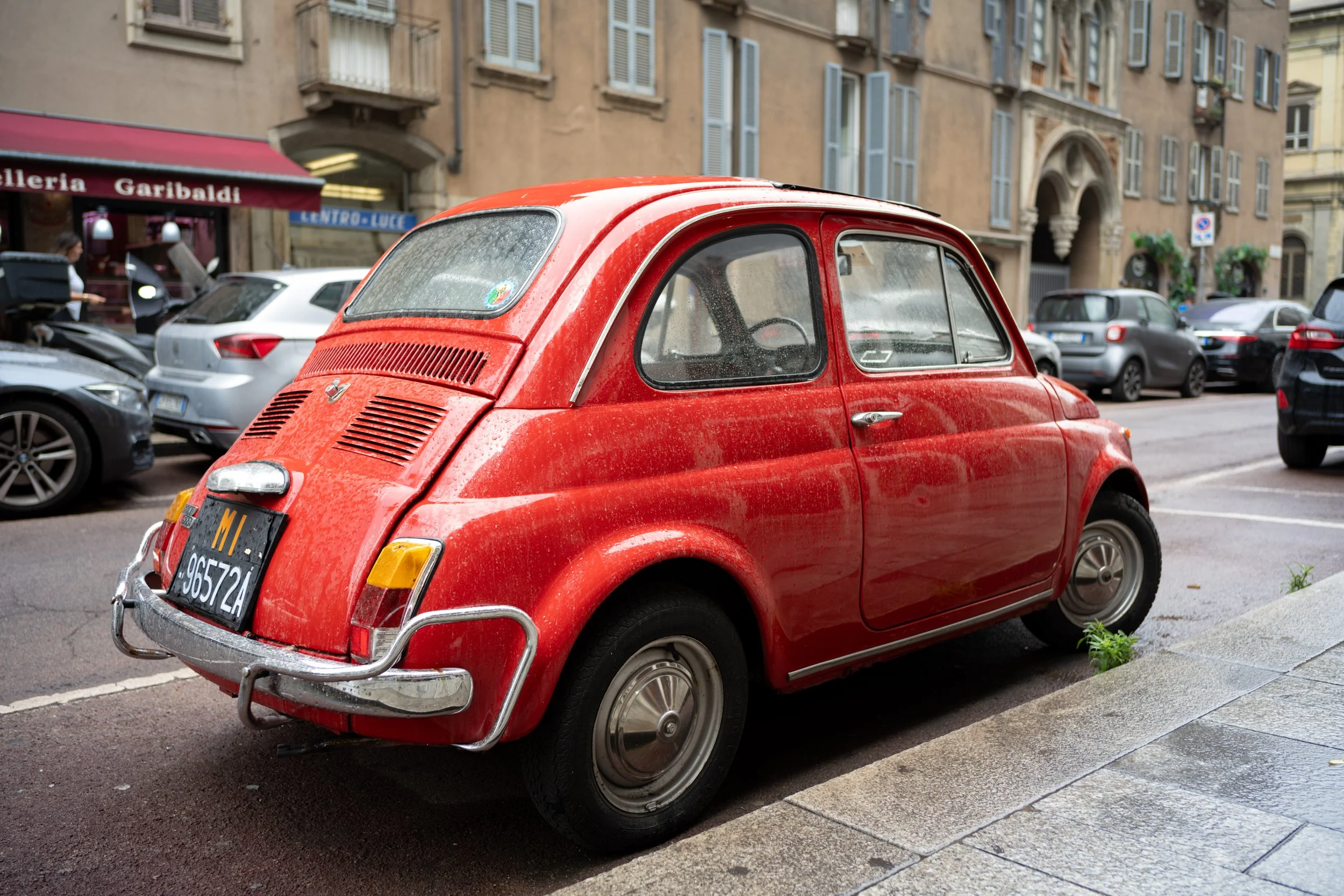 An old red Fiat in Milan, Italy. Sample image from a Voigtländer Nokton Vintage Line 28mm f/1.5 (M-Mount) and Leica SL2-S.
