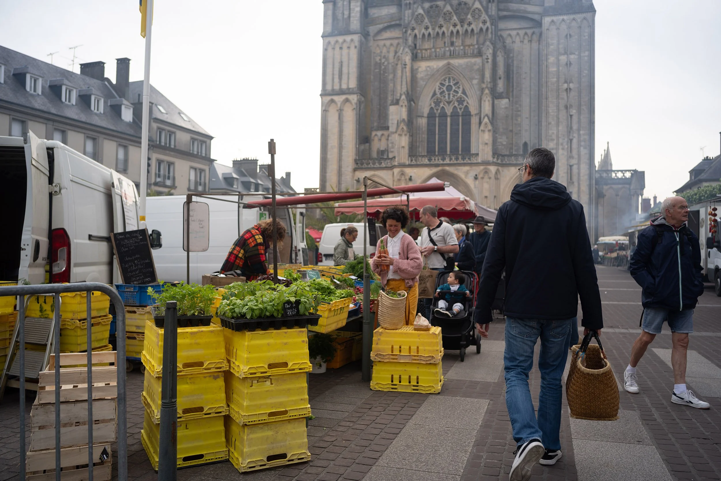 Vegetables at the market in Coutances, France. Sample image from a Voigtländer Nokton Vintage Line 28mm f/1.5 (M-Mount) and Leica SL2-S.