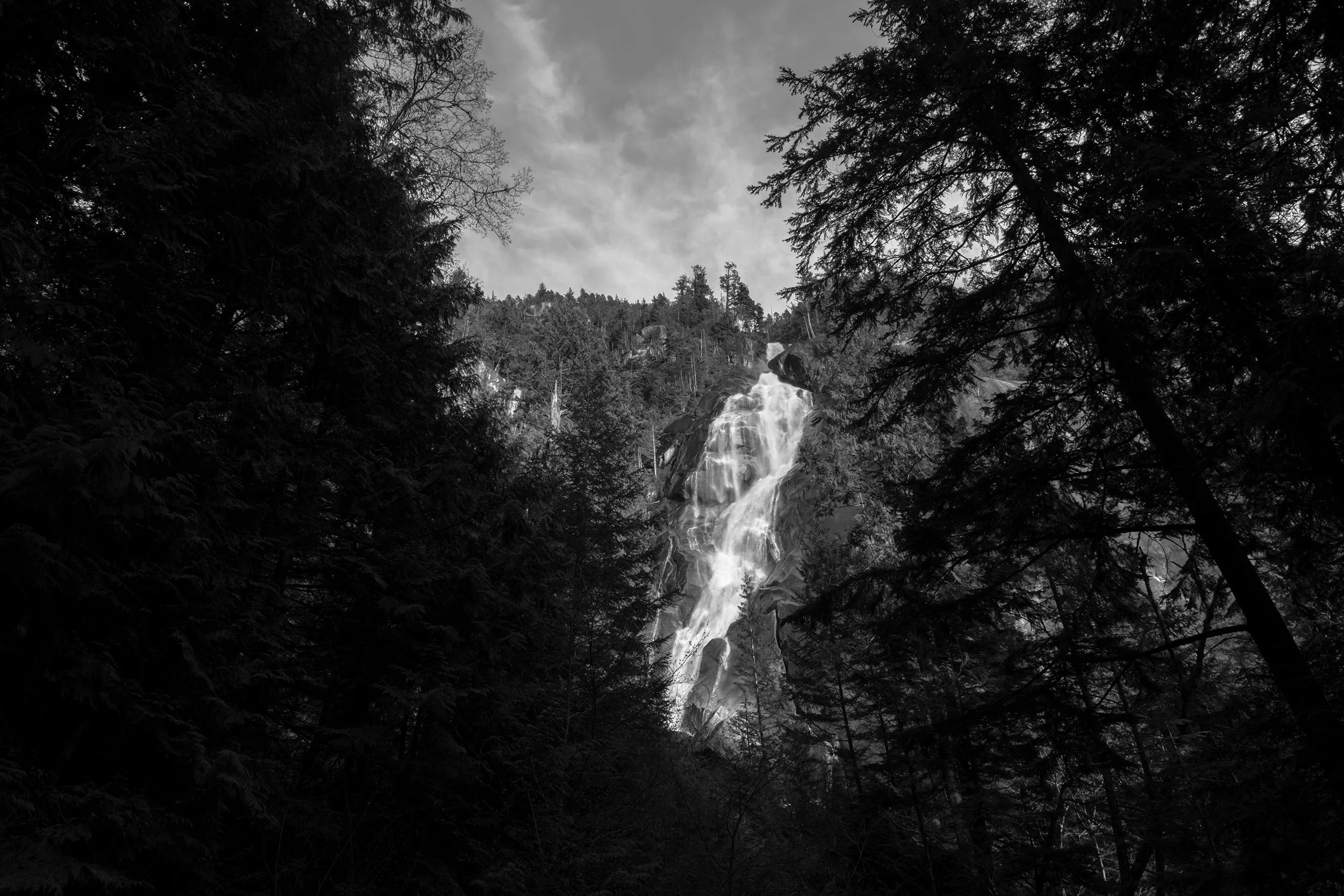 Shannon Falls in Squamish, BC. Sample image from a Sigma 15mm f/1.4 DC Contemporary and Fujifilm X-E5.