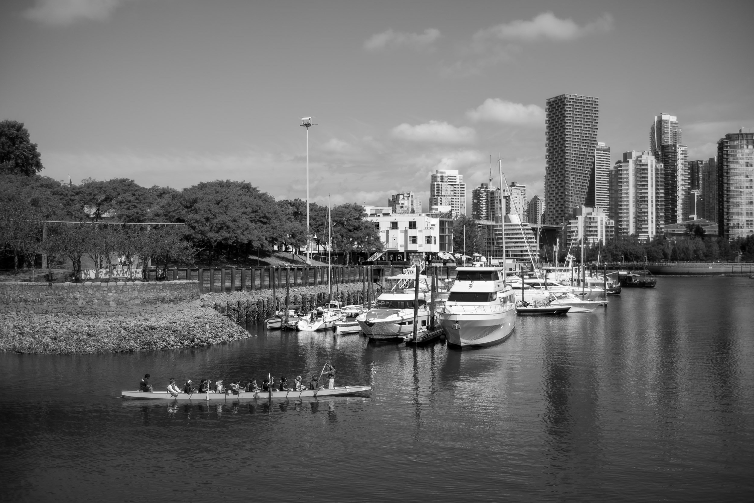Dragon boat, black-and-white photo from False Creek in Vancouver. Sample image from a Voigtländer Nokton Classic 35mm f/1.4 II MC and Leica SL2-S.