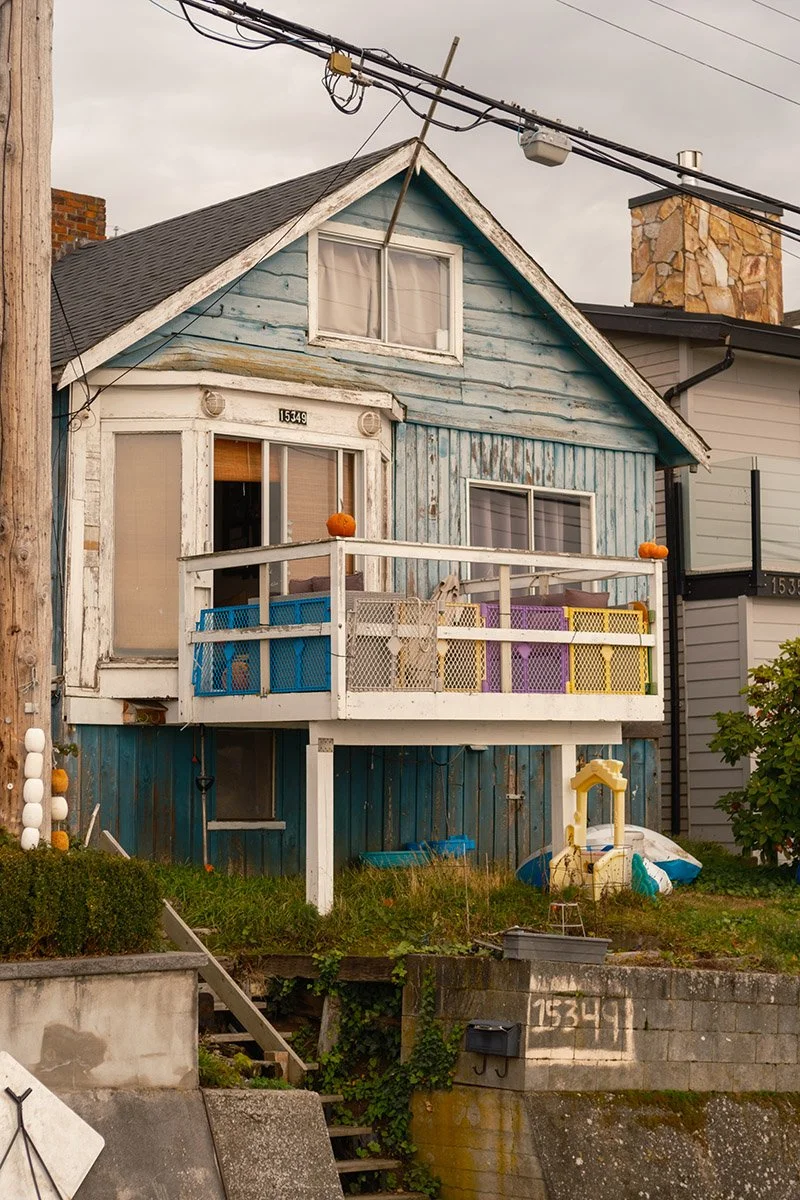 A cottage in White Rock, BC. Sample image from a Fujifilm X-E5 and Voigtländer Nokton 50mm f/1.2 VM