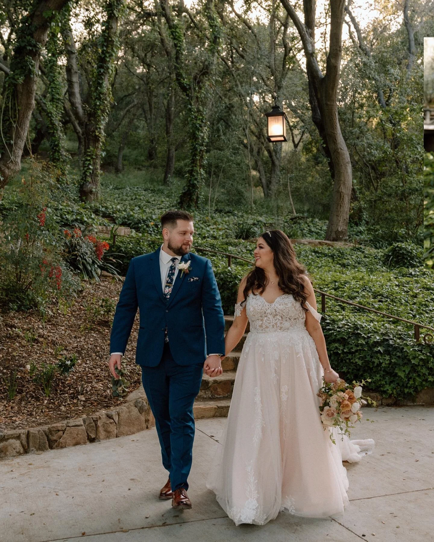 Wow, Amanda+ Cameron&rsquo;s wedding was really beautiful. Can&rsquo;t get over this couple, this venue, and just how wonderful everything came together.
-
Venue @theoaksatduncanlane 
Makeup @aridid_mymakeup 
Hair @letish_hair 
Flowers @lovelypeonies
