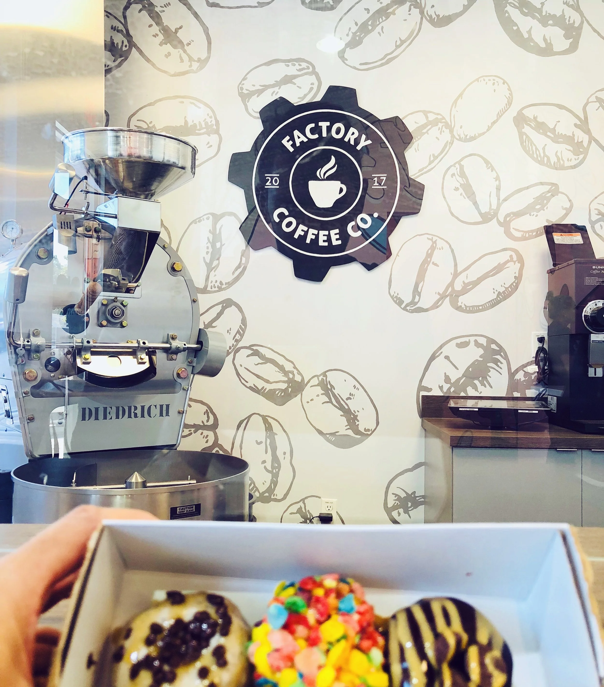 Leo-gomez-studio-hand-painted-sign-mini-doughnut-04.jpg