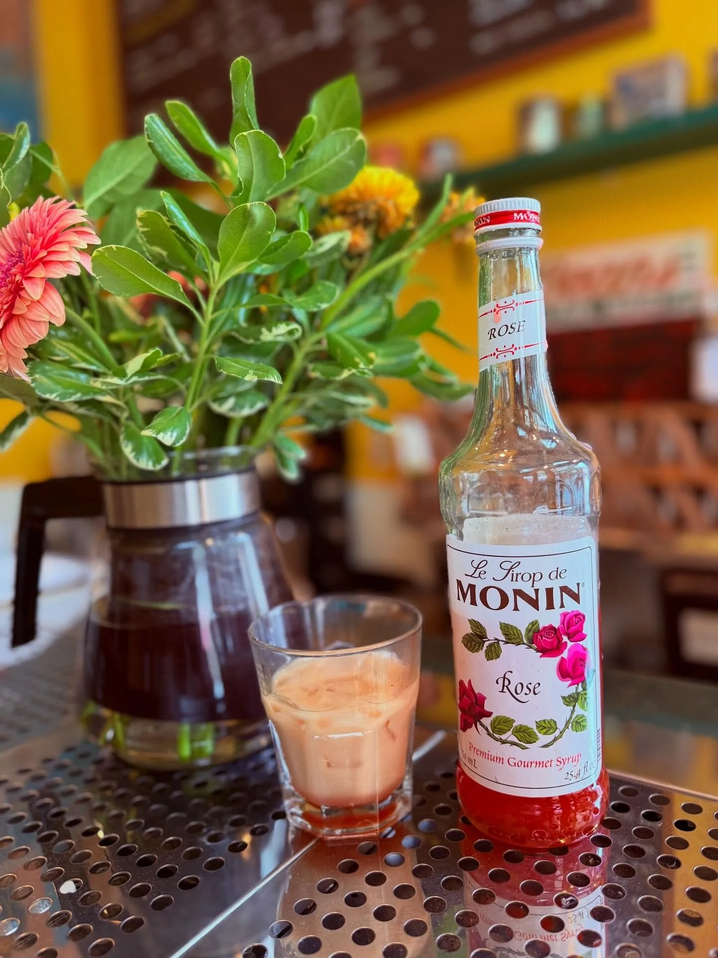 Getting ready for Spring! Enjoy one of our Spring sips today. A Rose Cardamom Chai. We collab with @oaktownspice for the tastiest housemade Chai. Sooooo refreshing! Also please note, we&rsquo;re closing early on Easter Sunday.
#oaktownspiceshop #east