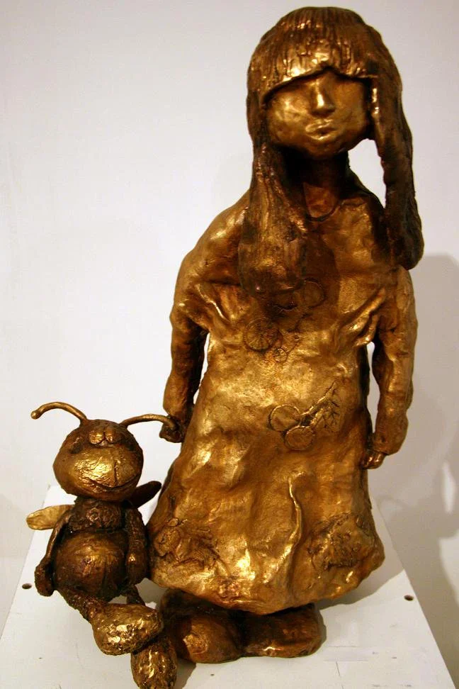 The kid and the bee statue: 30 × 25 × 53 cm
— Bronze