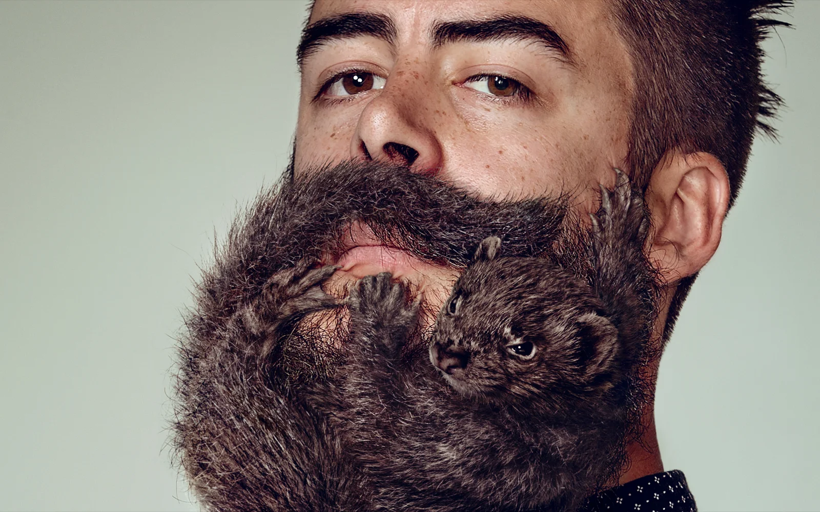 YRAU4167_Electric_Art_YRNZ_Schick_Black_Beard_Detail.jpg