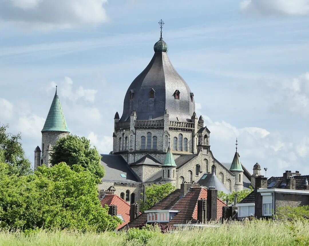 The Sint-Lambertuskerk is a very unique looking church. You can see the church from different spots in the area, all with a different view. It has so much character.

#repost #regram 📸 @mahoema #visitmaastricht #maastricht #Europe_pics #holland #vis