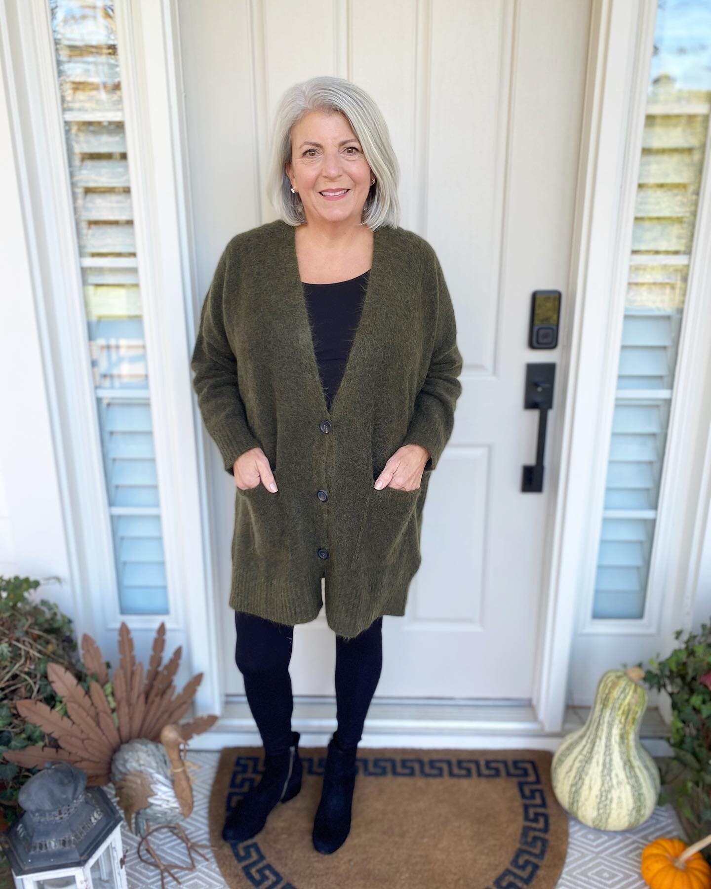 It's decided! 🤔  This is my comfy Thanksgiving look! 🦃 Head to toe, I will be comfy, casual... and chic!  #myeileen #partner

What is your family's favorite Thanksgiving food that you cook?  Mine is my homemade dressing! 
I will be sharing my recip