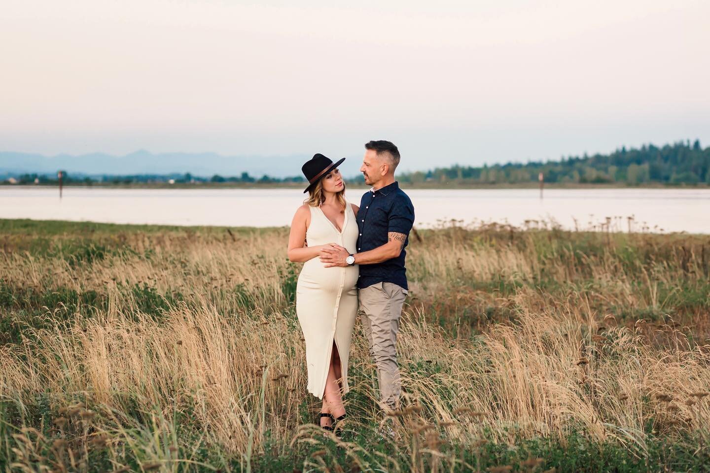 Feeling excited for some very special maternity sessions coming up in the next few months!! Just love the long evenings of summer and cotton candy skies here in BC for capturing special moments like these in my clients lives! 🤰🏼✨