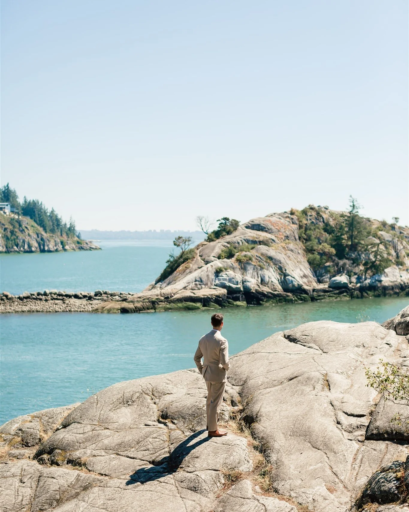 Elopement by the sea in beautiful BC 🌊🤍

.
.

#firstlook #letselope #weddingwithaview #adventurouslovers #husbandandwife #weddingdayadventure #vancouverweddingphotographer 
#vancouverelopementphotographer #squamishweddingphotographer #seatoskyphoto